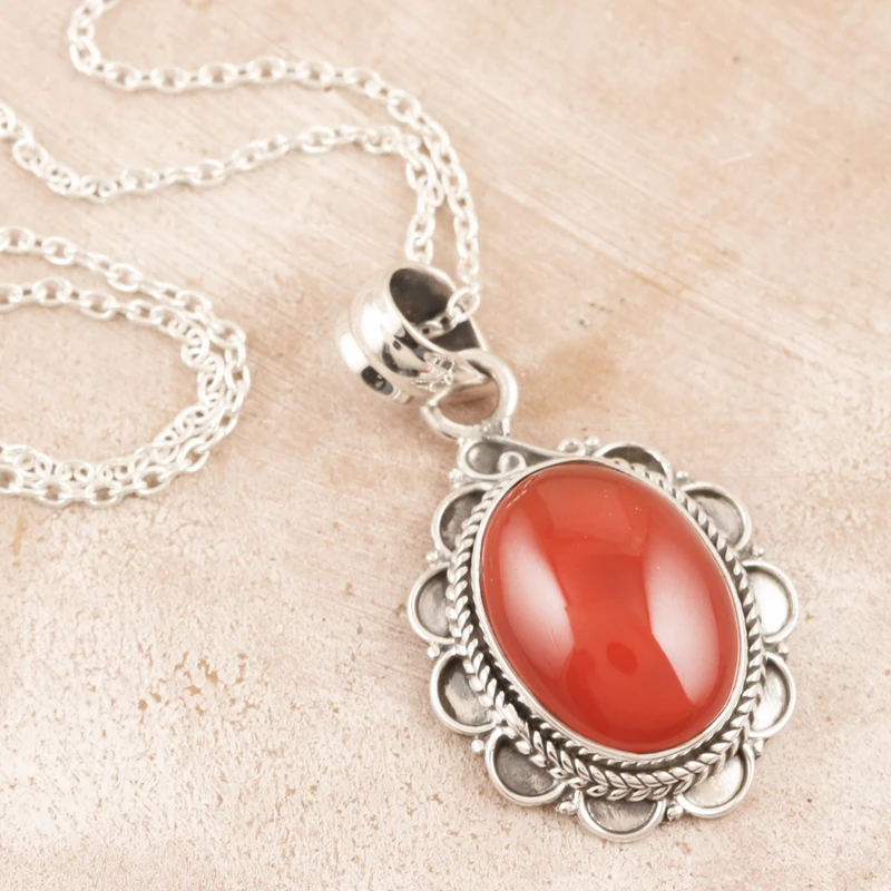 Halskette mit Anhänger „Crimson Flame“ aus Karneol, 925er Sterlingsilber, zierlicher Anhänger, Geburtsstein-Halskette Juli, Böhmischer Schmuck, Geschenk für Sie