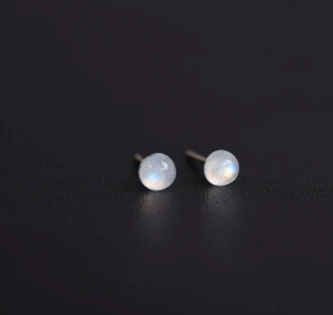 Kleine Regenbogen Mondstein Ohrstecker aus Sterlingsilber Mondstein Schmuck Juni Geburtsstein Ohrringe Minimalistische Ohrringe Geschenk für Sie