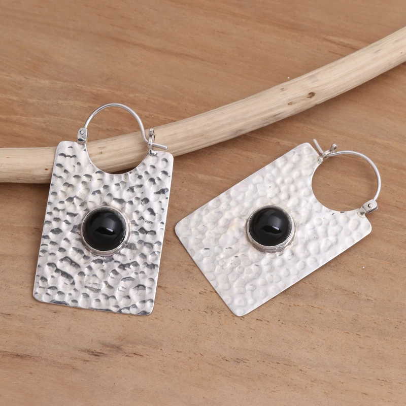Rechteckige gehämmerte Silber- und Onyx-Creolen, handgefertigte Ohrringe für Frauen, Geschenke für Mama & Sie, Bohème-Schmuck
