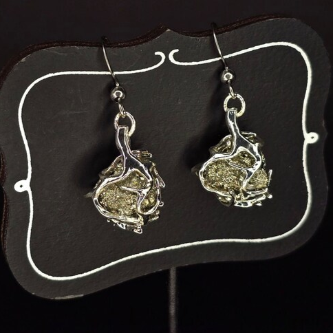 Pyrit-Ohrringe, zarte handgemachte Pyrit-Ohrringe, roher Pyrit, natürlicher Edelstein, handgefertigte Pyrit-Ohrringe, 925er Sterlingsilber