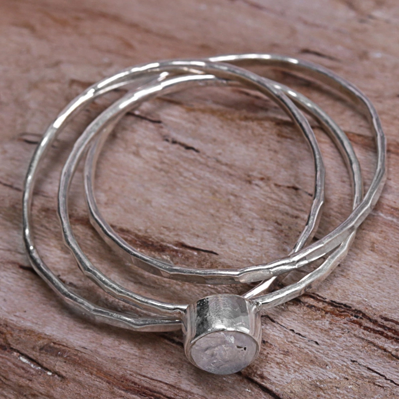 Handgemachter winziger Regenbogen-Mondstein-Solitärring aus 925er Sterlingsilber, Geschenk für Sie & Mama