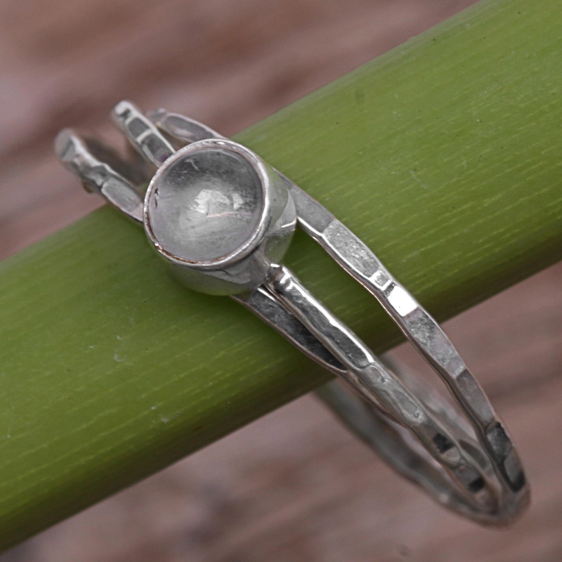 Handgemachter winziger Regenbogen-Mondstein-Solitärring aus 925er Sterlingsilber, Geschenk für Sie & Mama