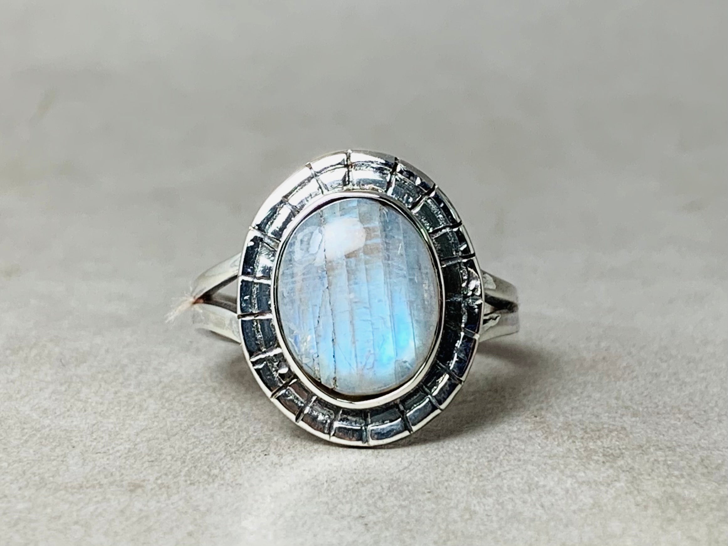 Regenbogen-Mondstein-Ring 925 Sterling Silber Ring Handgefertigter ovaler Edelstein Juni Geburtsstein Damenring