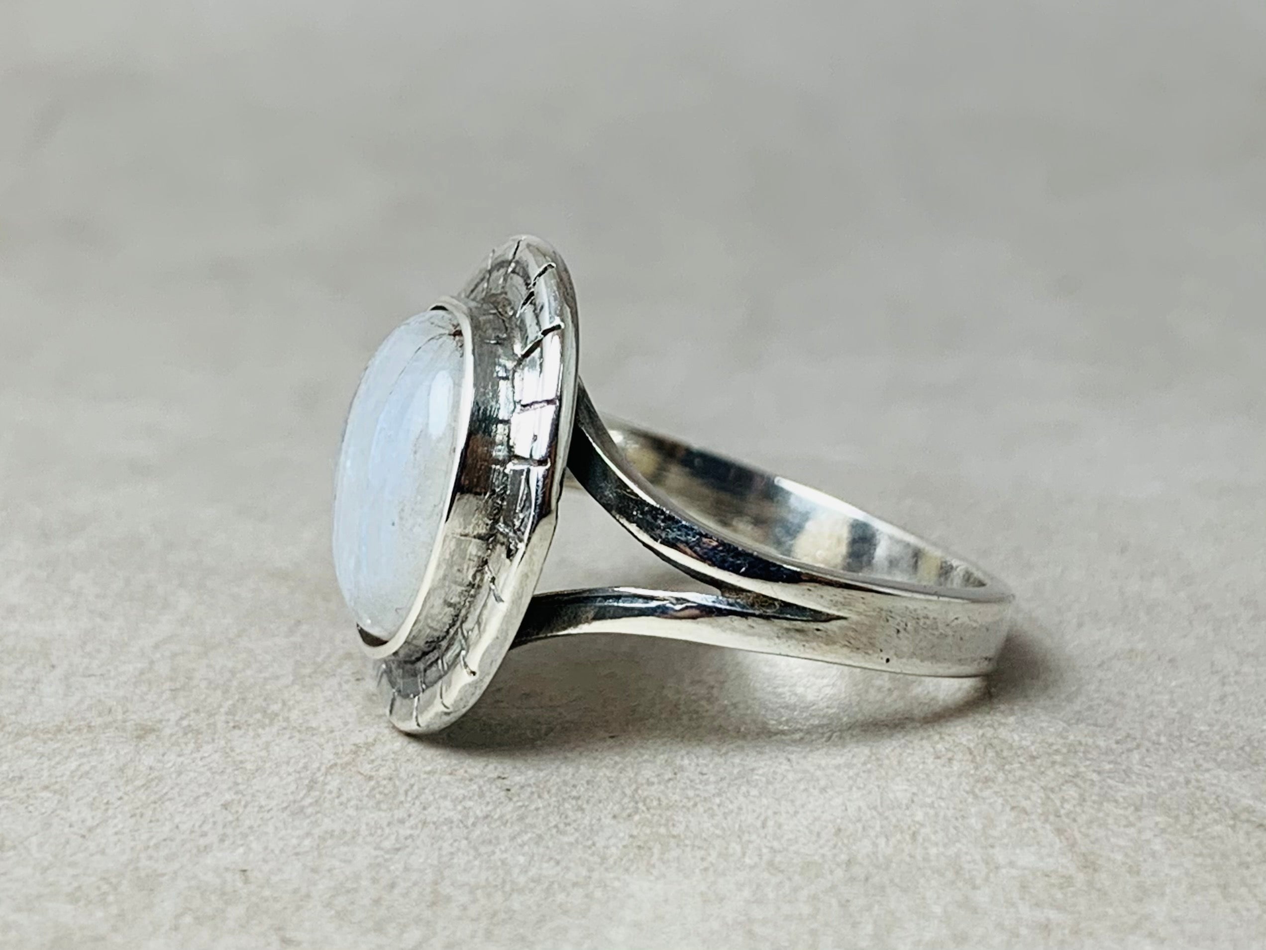 Regenbogen-Mondstein-Ring 925 Sterling Silber Ring Handgefertigter ovaler Edelstein Juni Geburtsstein Damenring