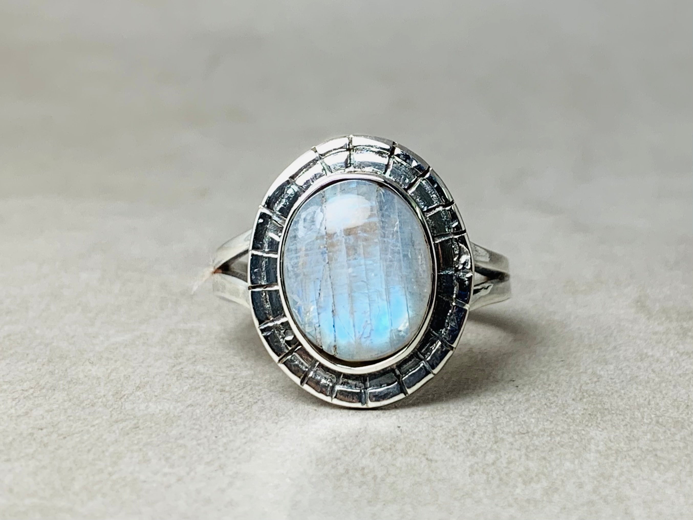 Regenbogen-Mondstein-Ring 925 Sterling Silber Ring Handgefertigter ovaler Edelstein Juni Geburtsstein Damenring