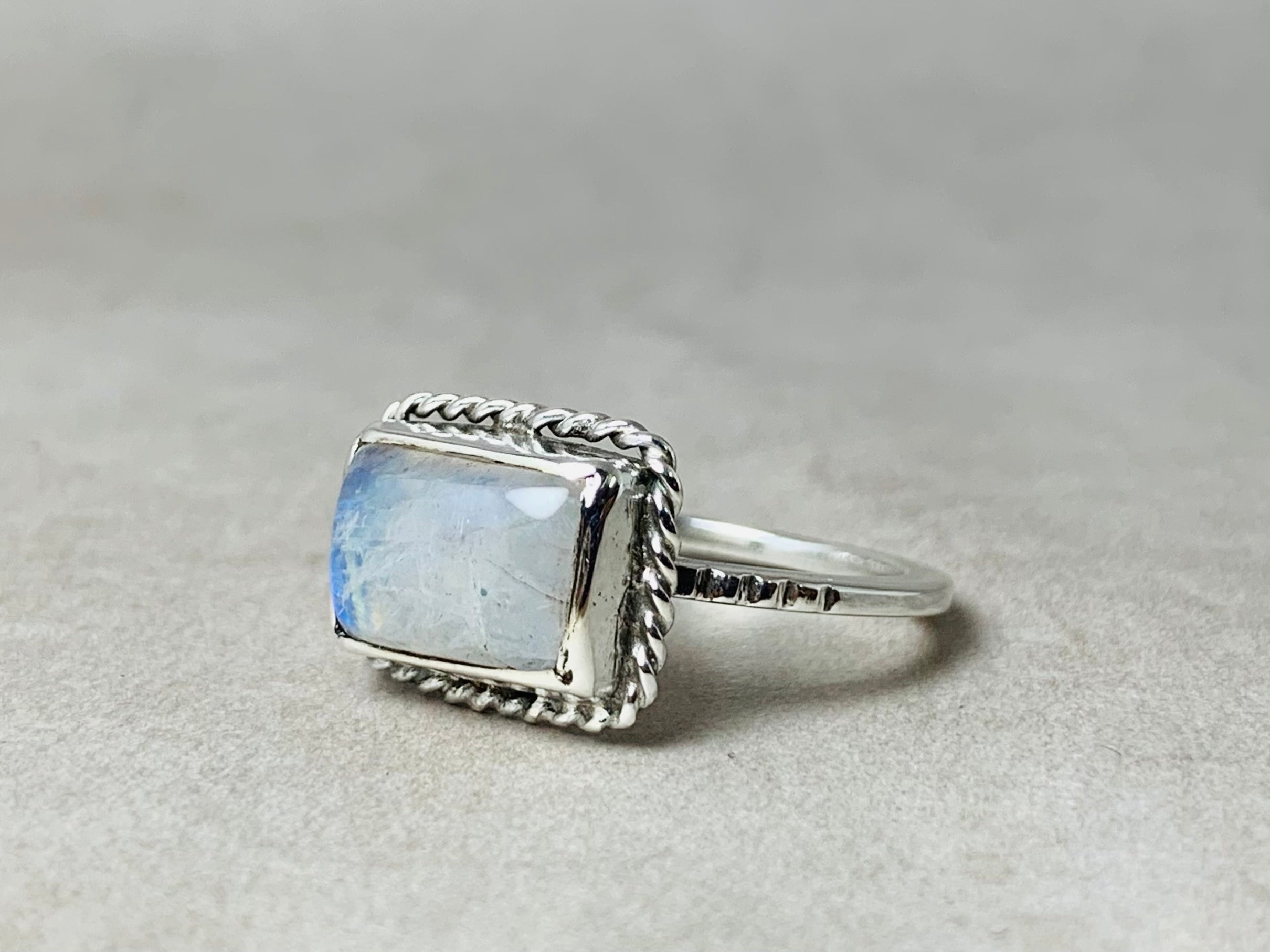 Rechteckiger Regenbogen-Mondstein 925 Silberring Edelsteinring Blauer Feuer-Mondstein Geburtssteinring Geschenk für Sie