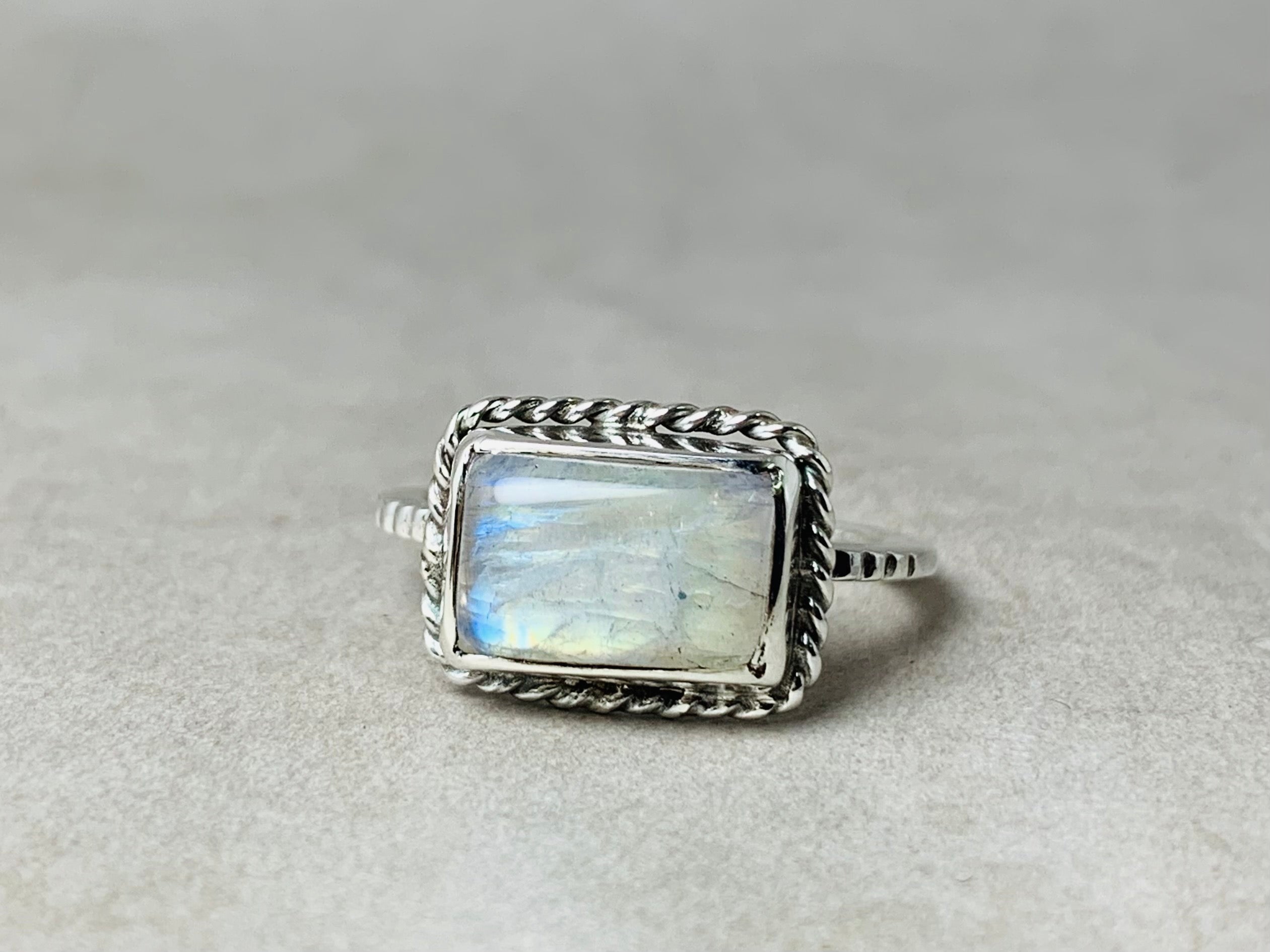 Rechteckiger Regenbogen-Mondstein 925 Silberring Edelsteinring Blauer Feuer-Mondstein Geburtssteinring Geschenk für Sie