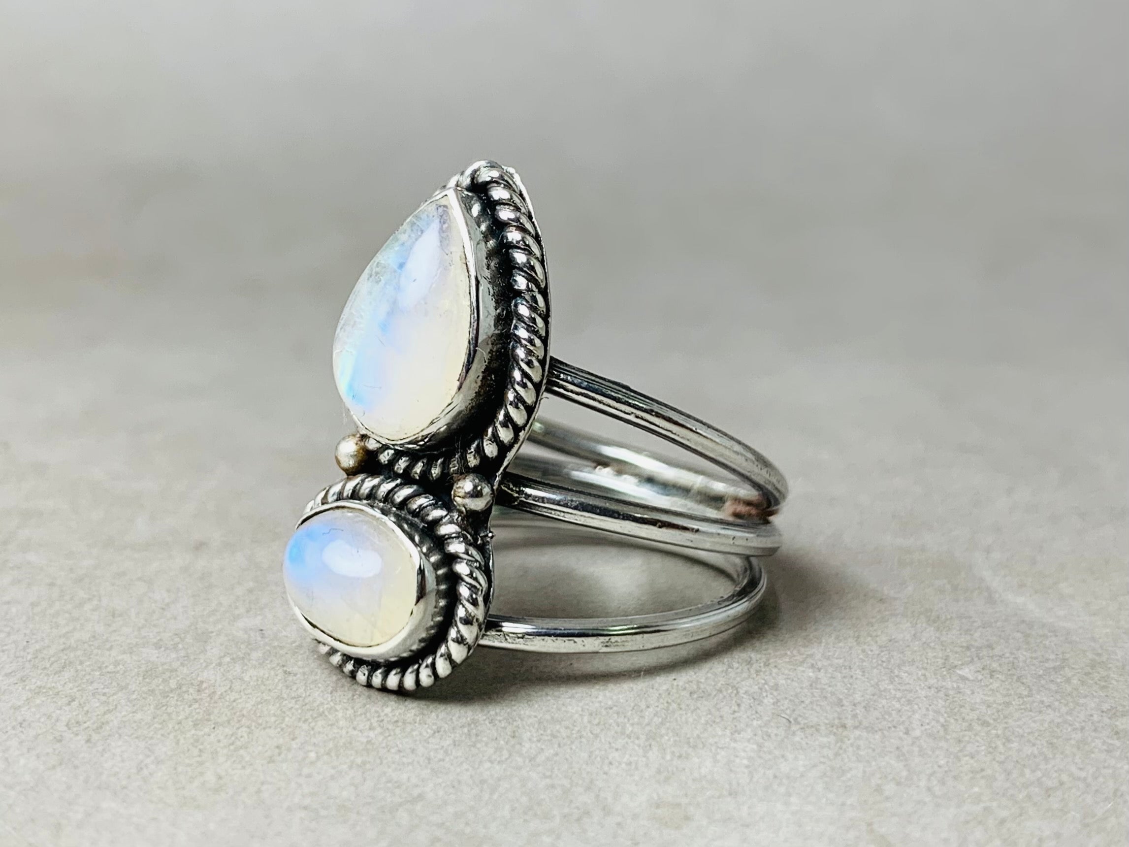 Doppel-Regenbogen-Mondsteinring 925 Silberring Tropfen & Oval Edelsteinring Juni Geburtssteinring für Frauen