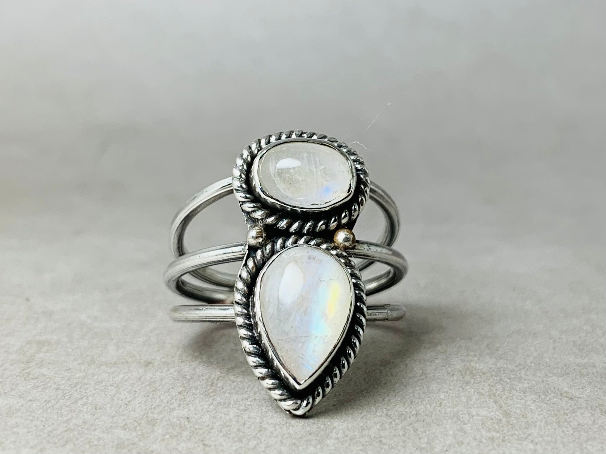 Doppel-Regenbogen-Mondsteinring 925 Silberring Tropfen & Oval Edelsteinring Juni Geburtssteinring für Frauen