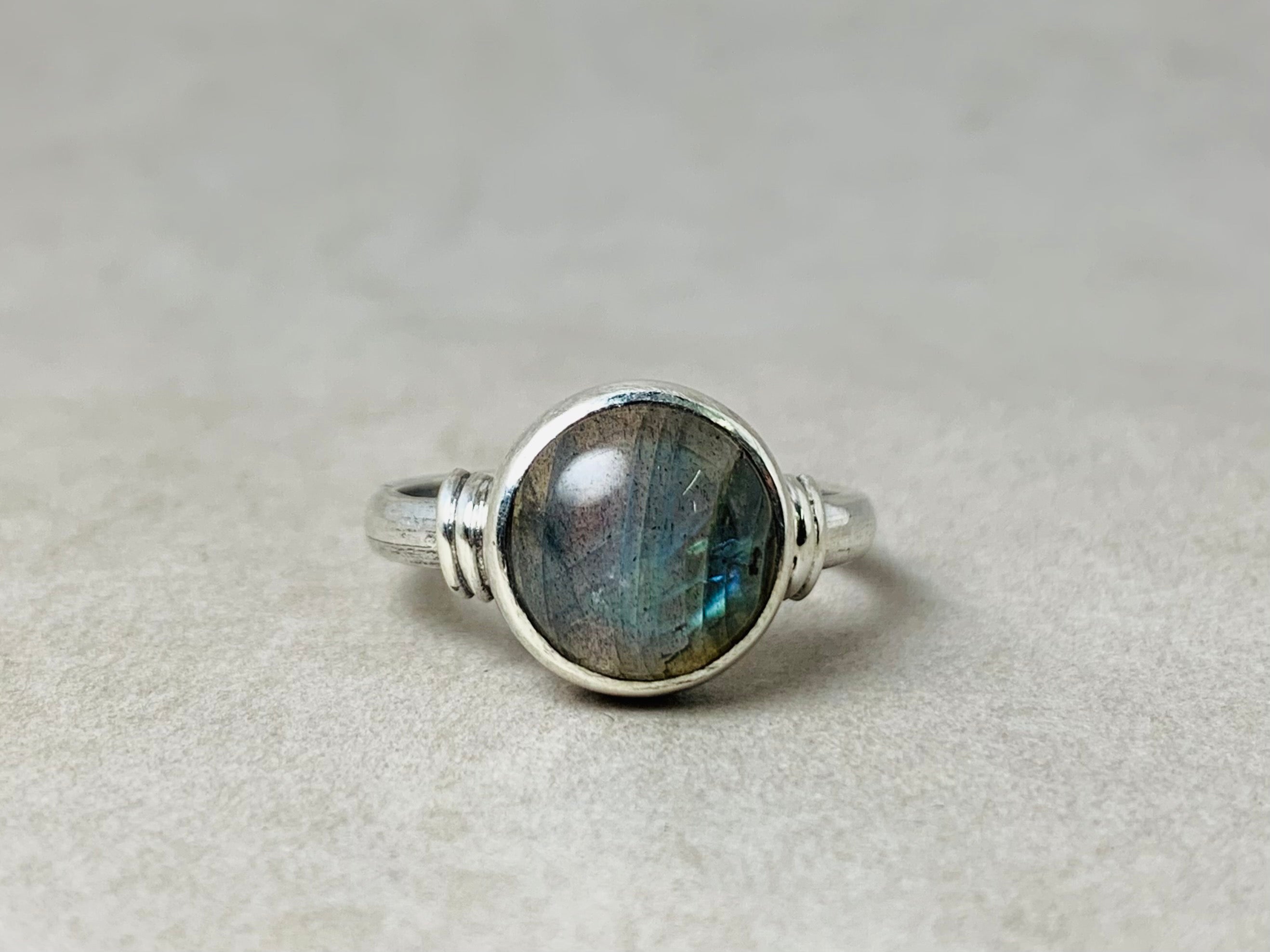 Runder Labradorit-Ring 925er Silberring Blauer Feuersteinring Stapelbarer Ring Natürlicher Labradorit-Ring für Frauen