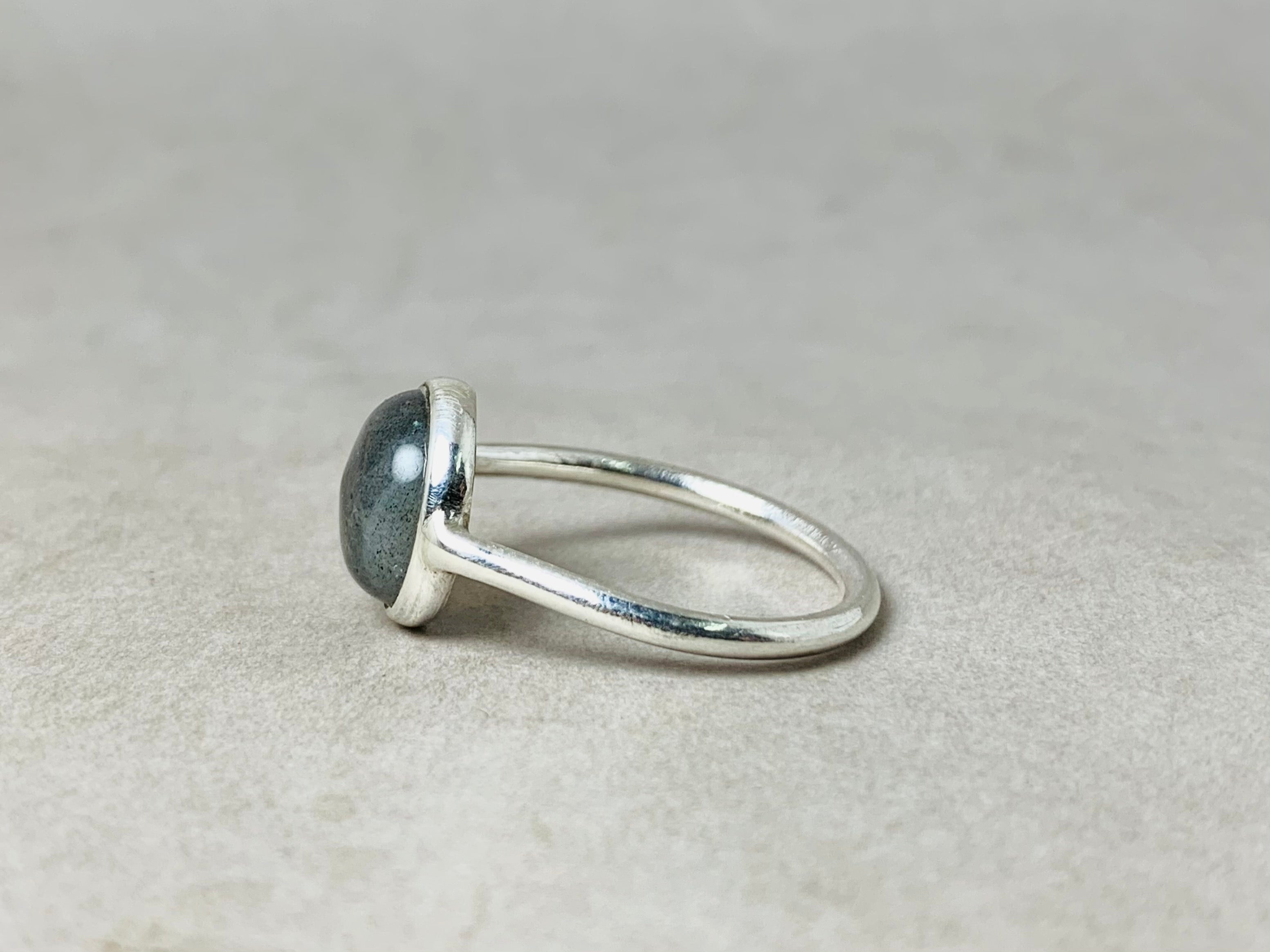 Echter runder Labradorit-Ring 925 Silber Ring Blauer Feuer Edelstein Ring Stapelring Natürlicher Labradorit-Ring für Frauen