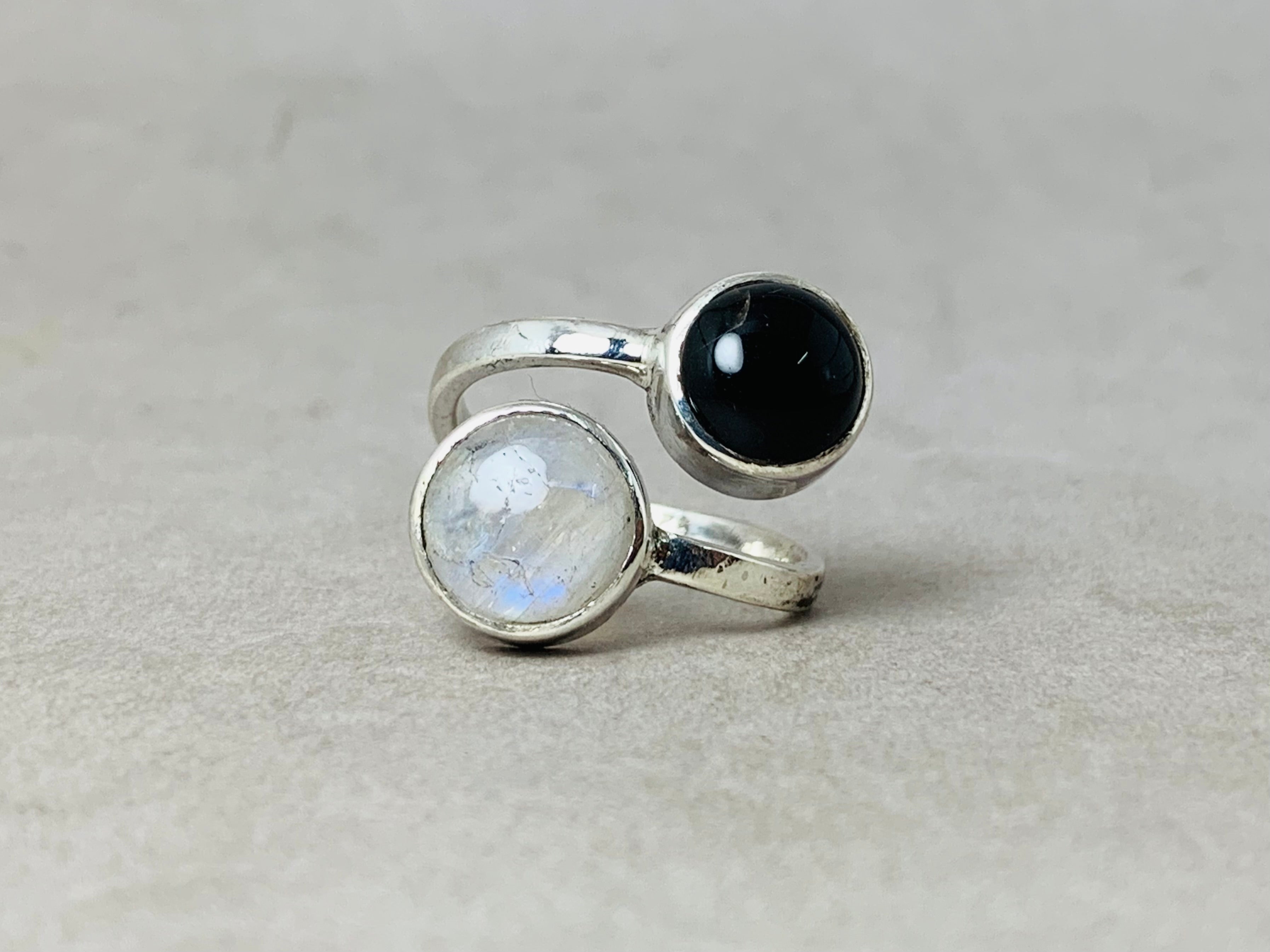 Schwarzer Onyx- und Mondsteinring aus 925er Sterlingsilber, handgemachter Edelsteinring, perfektes Geschenk für sie