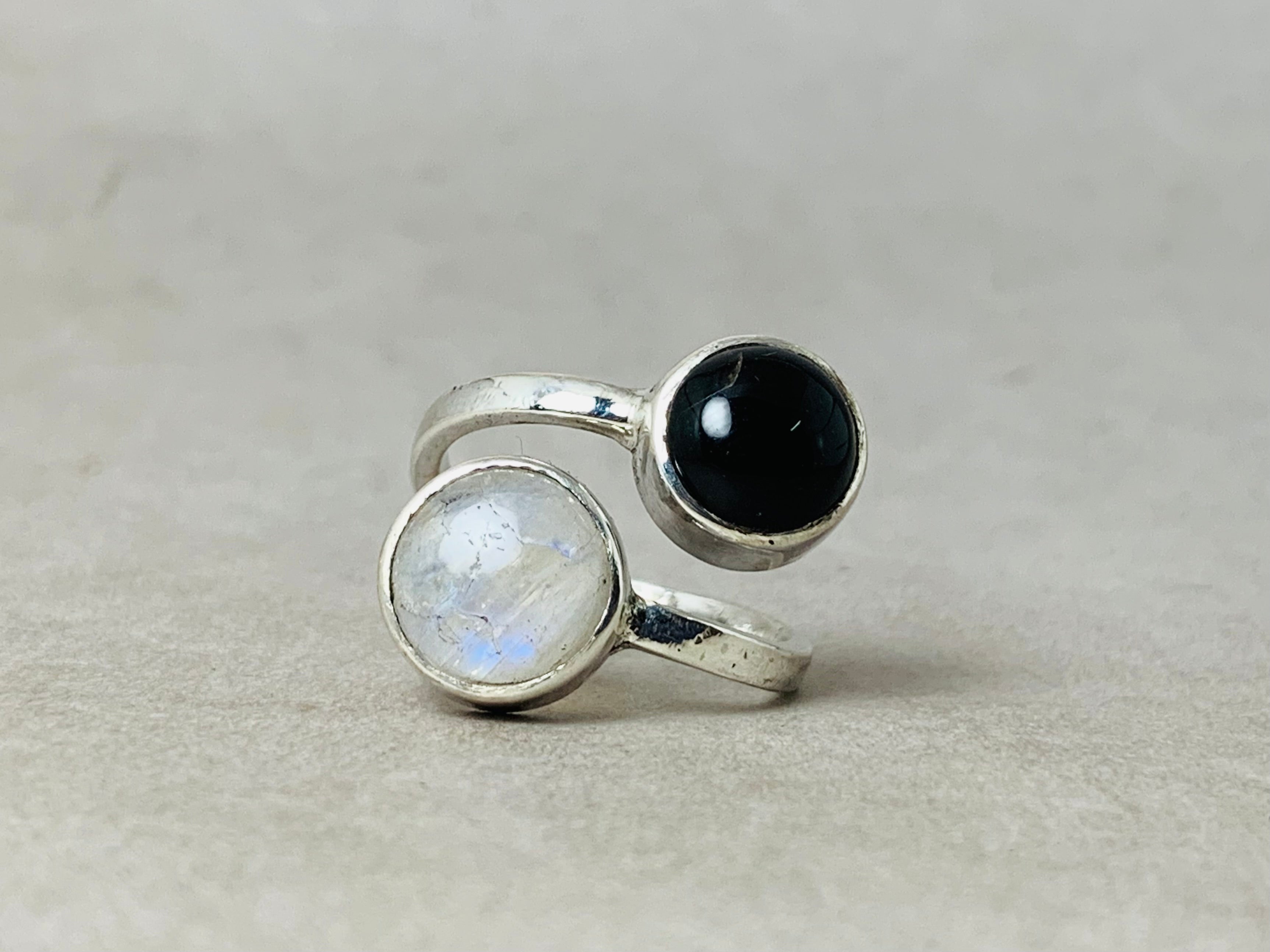 Schwarzer Onyx- und Mondsteinring aus 925er Sterlingsilber, handgemachter Edelsteinring, perfektes Geschenk für sie