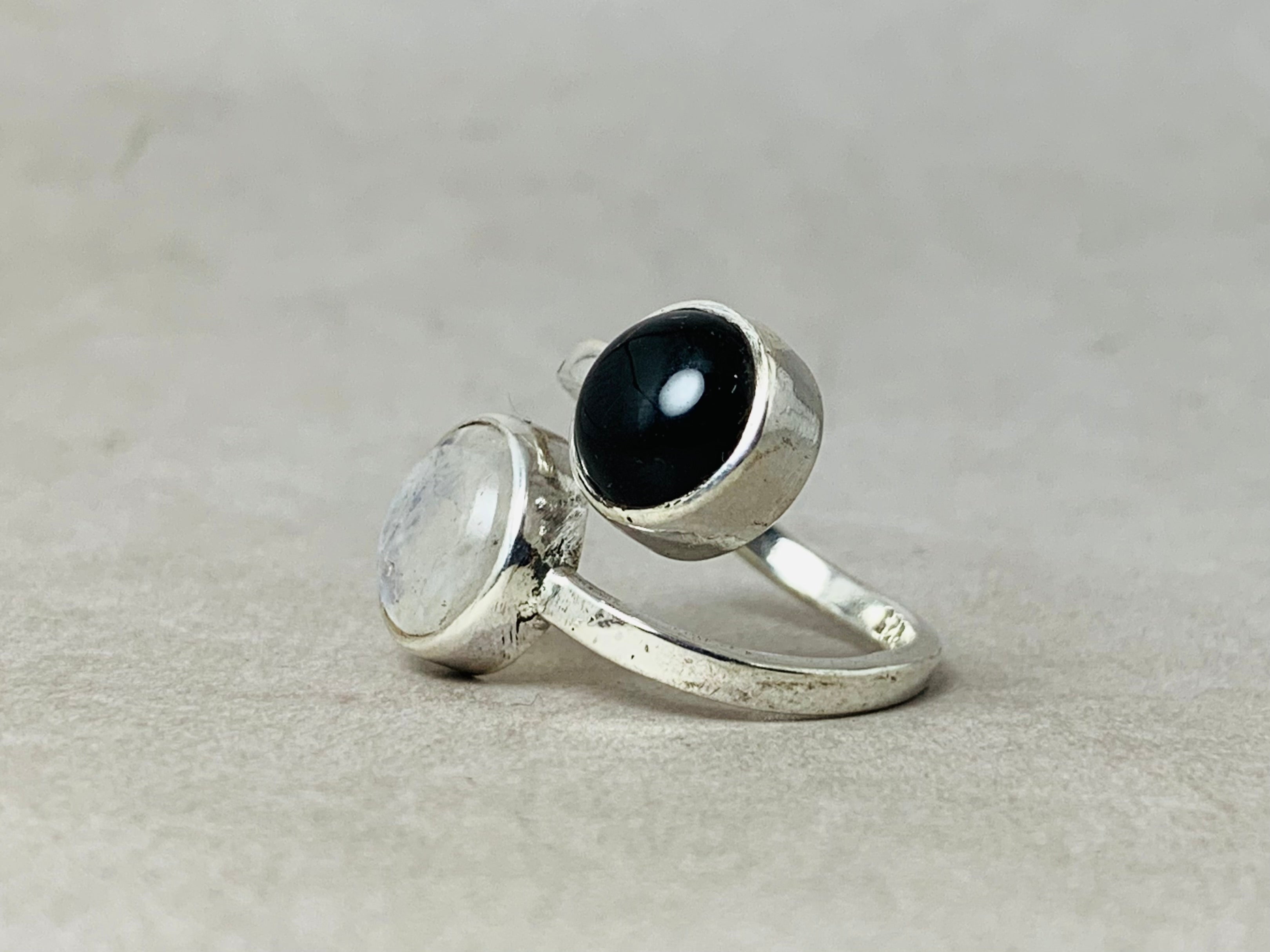 Schwarzer Onyx- und Mondsteinring aus 925er Sterlingsilber, handgemachter Edelsteinring, perfektes Geschenk für sie