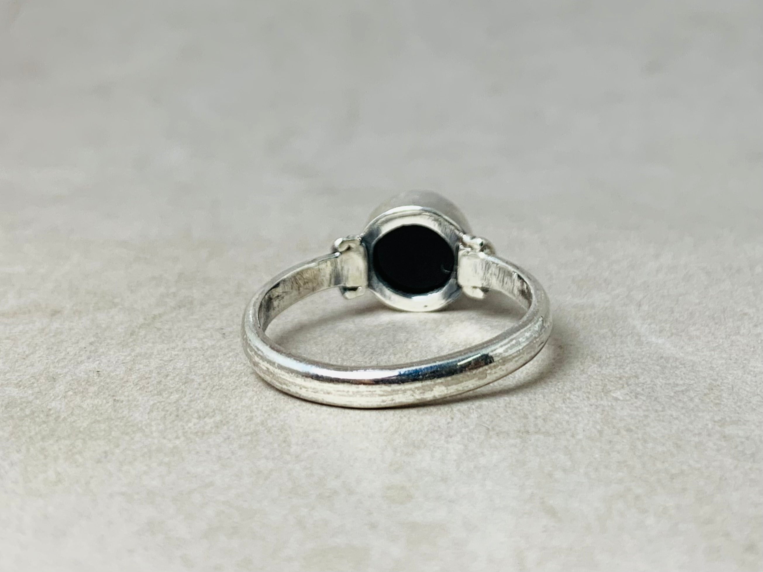 925 Sterling Silber schwarzer Onyx minimalistischer Ring handgemachter Ring schwarzer Edelstein schlichter Ring zarter Ring