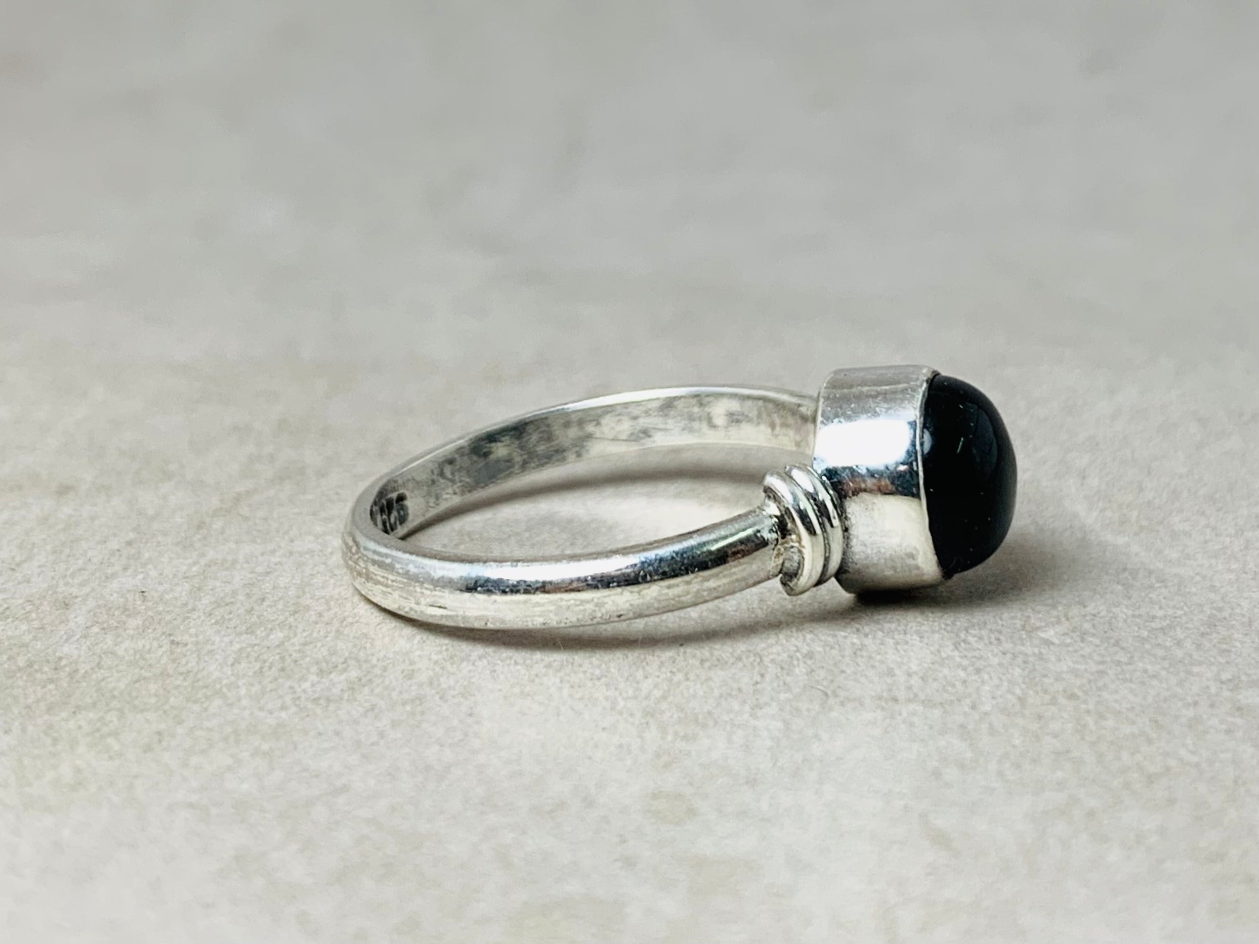 925 Sterling Silber schwarzer Onyx minimalistischer Ring handgemachter Ring schwarzer Edelstein schlichter Ring zarter Ring