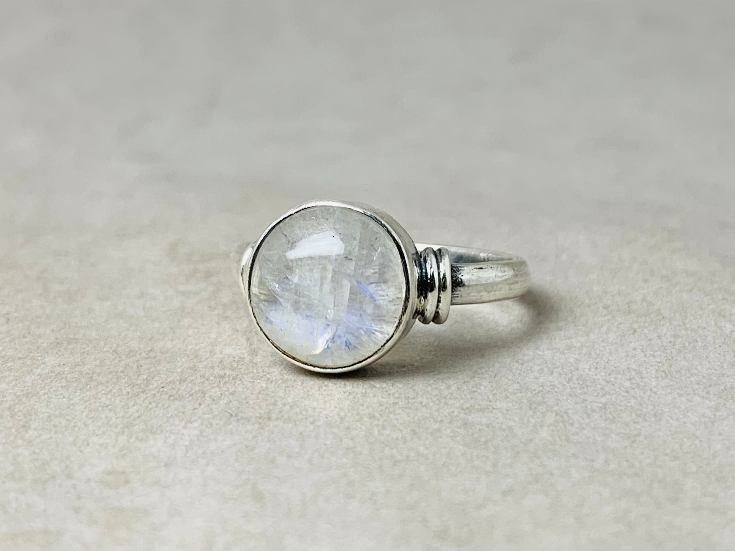 Natur Regenbogen Mondstein Ring 925 Sterling Silber Blauer Feuer Mondstein Ring für Frauen Zierlicher Ring Handgemacht