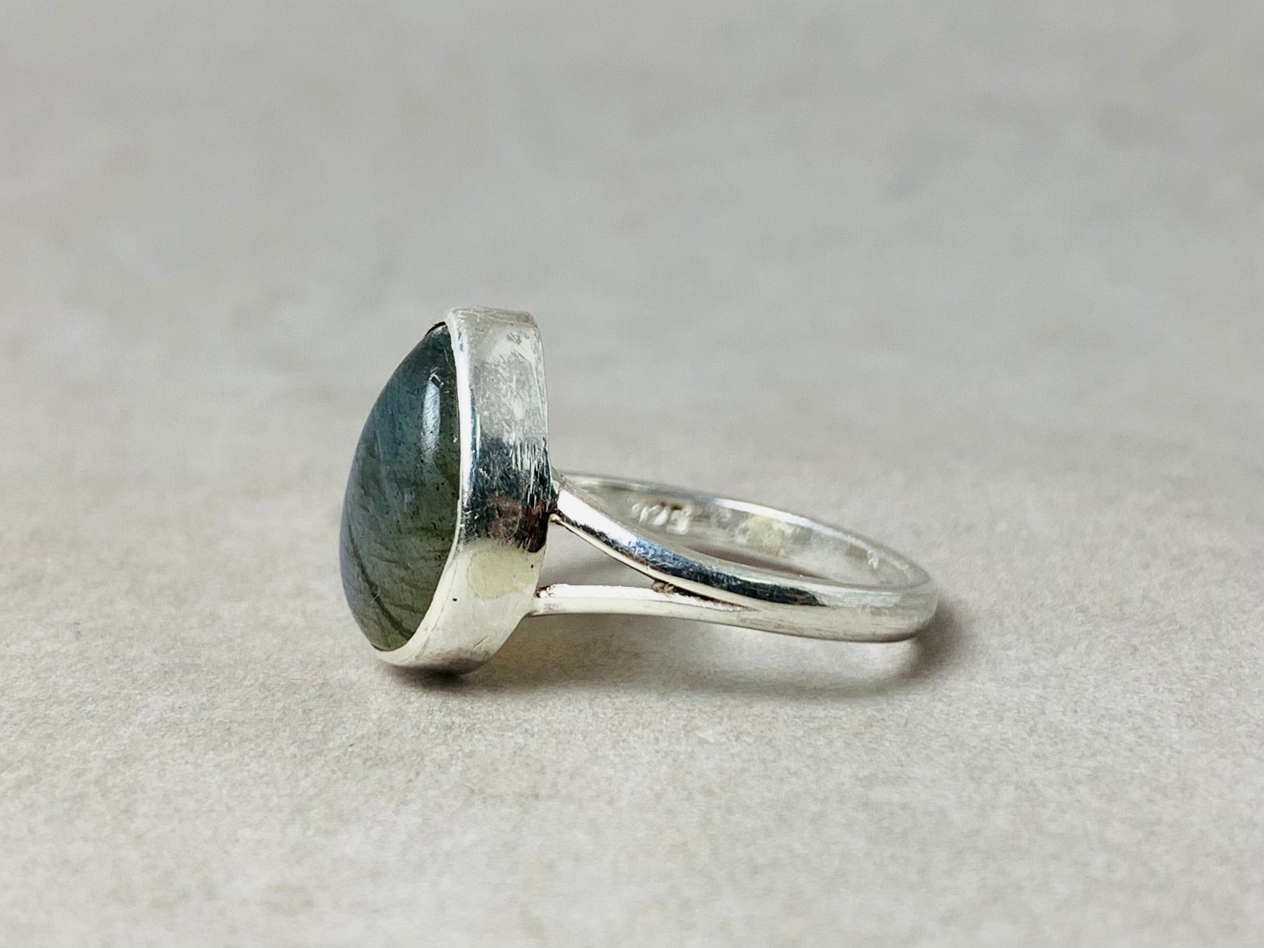 Labradorit Edelsteinring 925 Silberring Handgefertigter Stapelring Böhmischer Ring Tropfenförmiger Labradoritring Geschenk für Sie