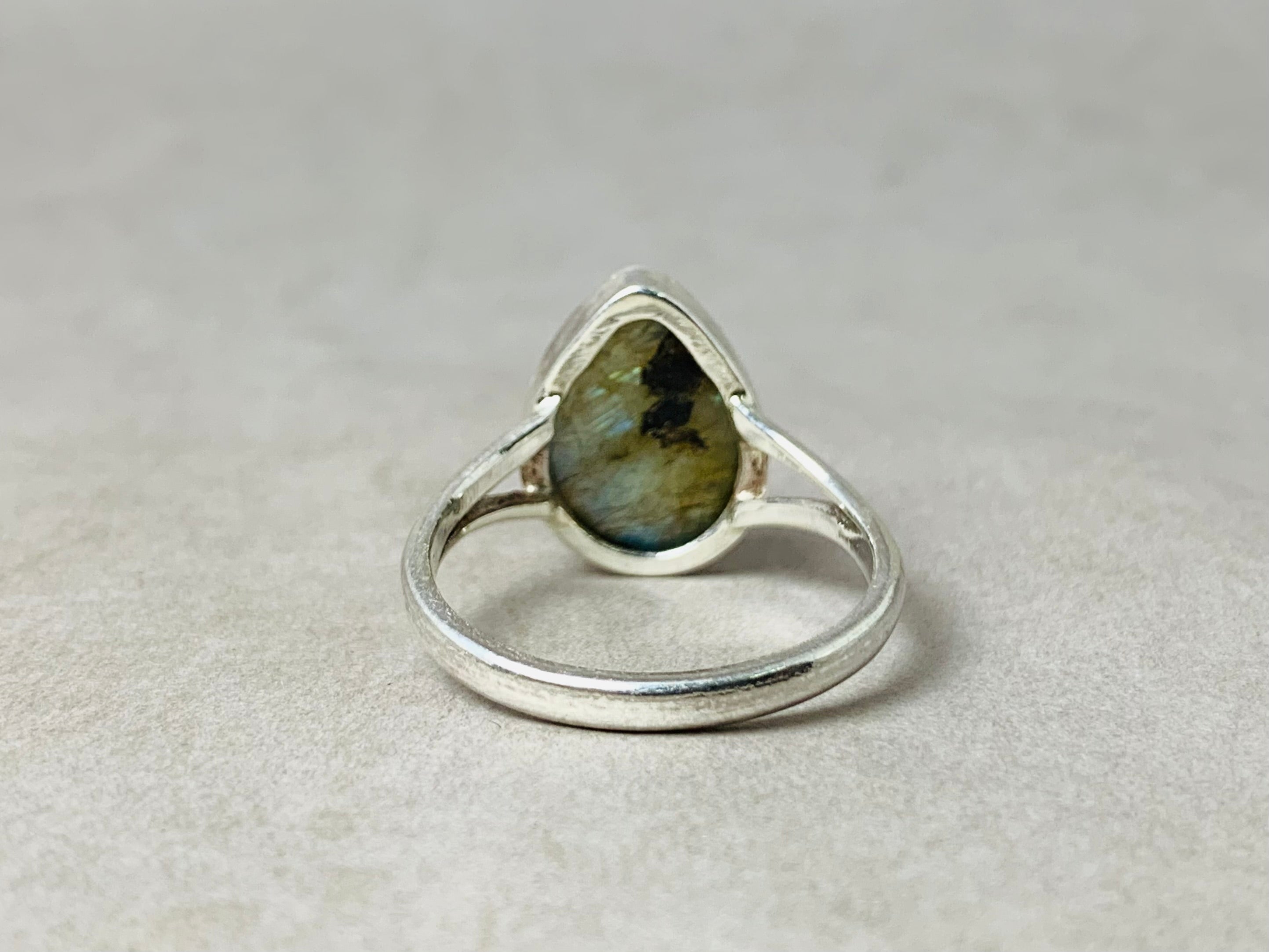 Labradorit Edelsteinring 925 Silberring Handgefertigter Stapelring Böhmischer Ring Tropfenförmiger Labradoritring Geschenk für Sie