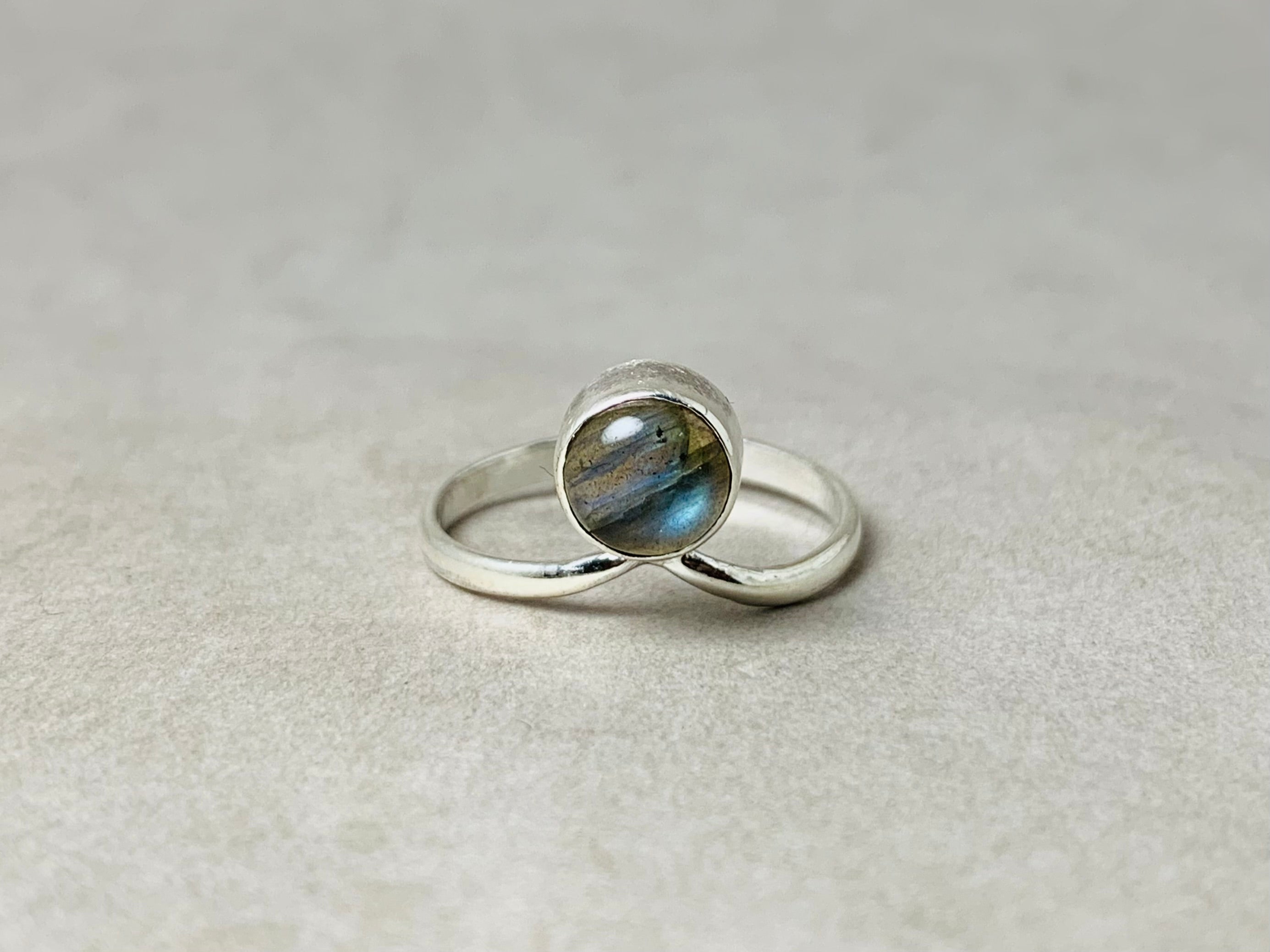 Runder Labradorit-Edelsteinring 925 Silberring Handgemachter Stapelring Bohemian Ring Zarter Ring Geschenk für sie