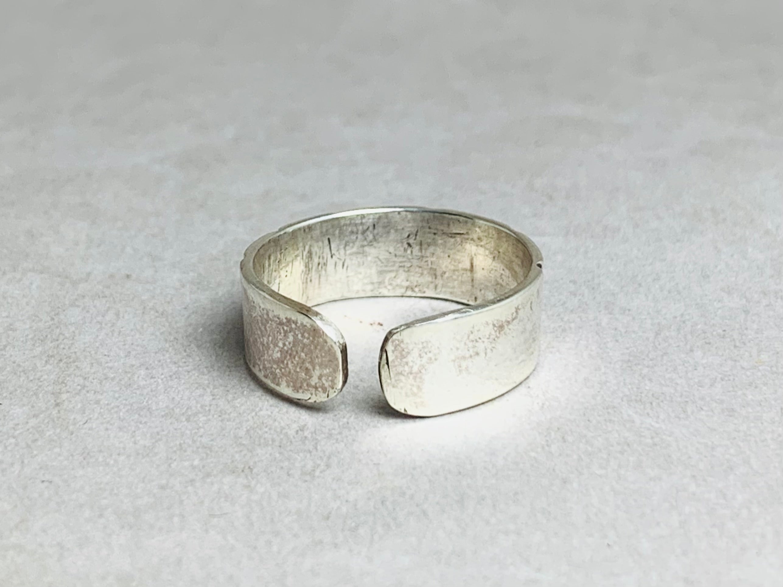 Strukturierter Bandring 925er Silberring Verstellbarer Ring Oxidierter Ring Minimalistischer Alltags-Statement-Ring Handgemachter Ring