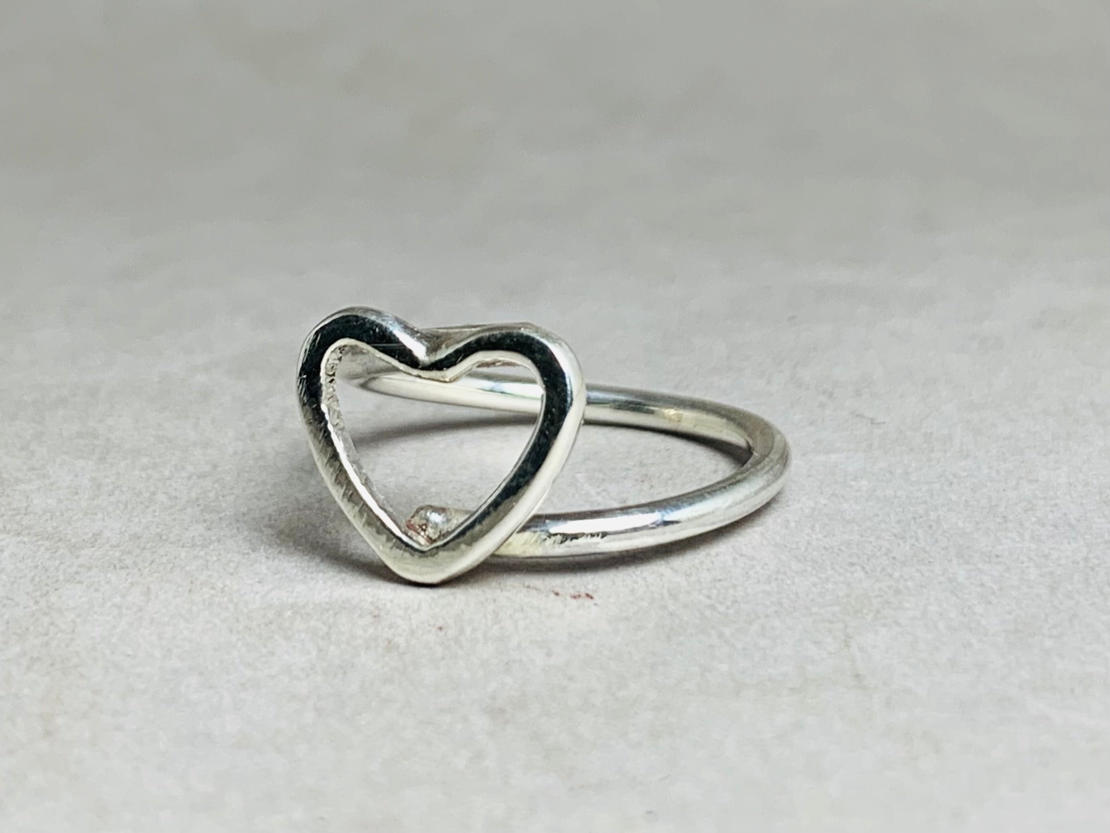 Herzring 925er Massivsilberring Minimalistischer Stapelring Zarter Ring Geschenk für Frauen Verlobungsring Liebesring