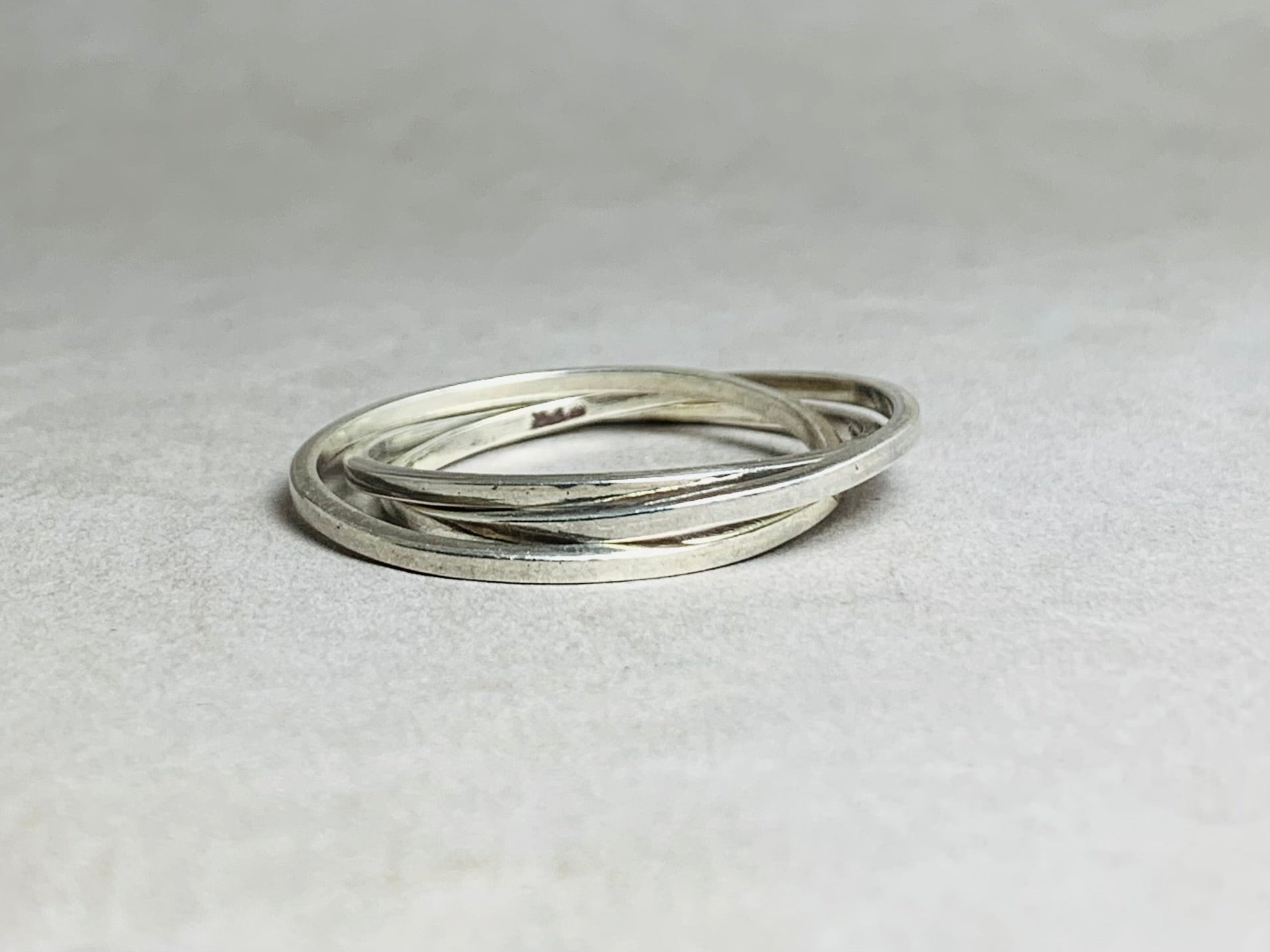 Roterende Ring in Elkaar Grijpende Drievoudige Ring Sierlijke Ring Eenvoudige Delicate Ring Minimalistische Duimring Stapelring Unieke Ring