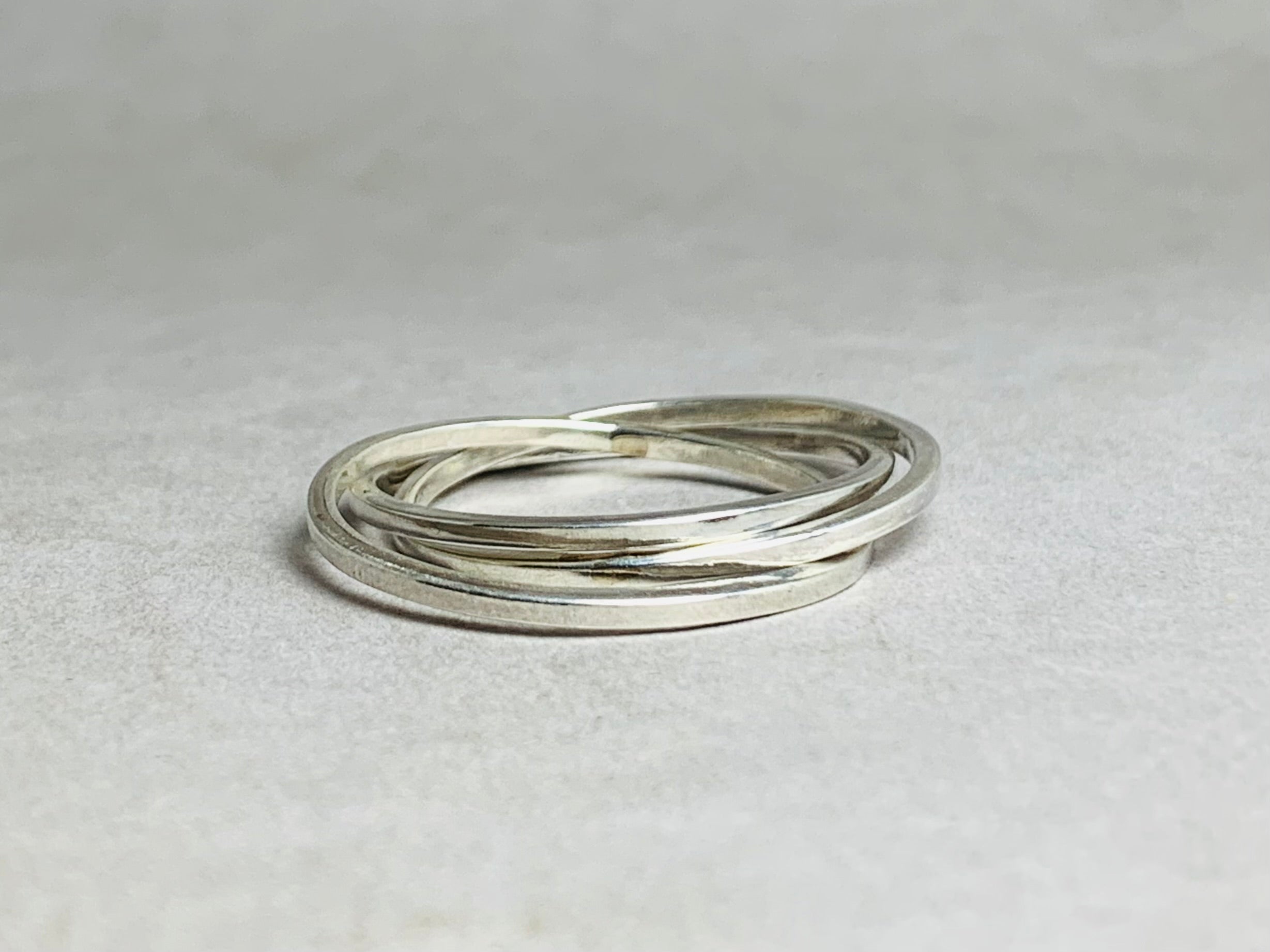 Roterende Ring in Elkaar Grijpende Drievoudige Ring Sierlijke Ring Eenvoudige Delicate Ring Minimalistische Duimring Stapelring Unieke Ring