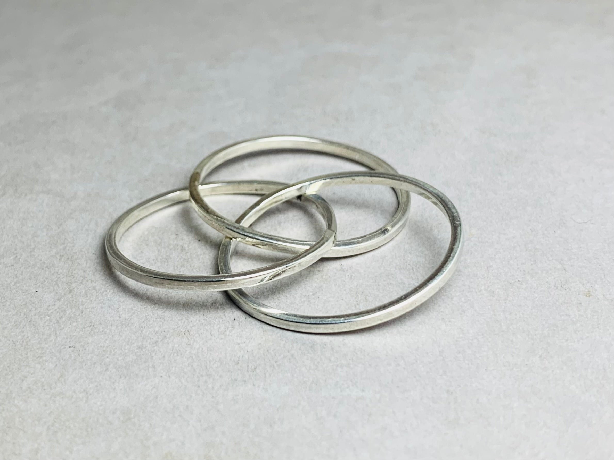 Roterende Ring in Elkaar Grijpende Drievoudige Ring Sierlijke Ring Eenvoudige Delicate Ring Minimalistische Duimring Stapelring Unieke Ring