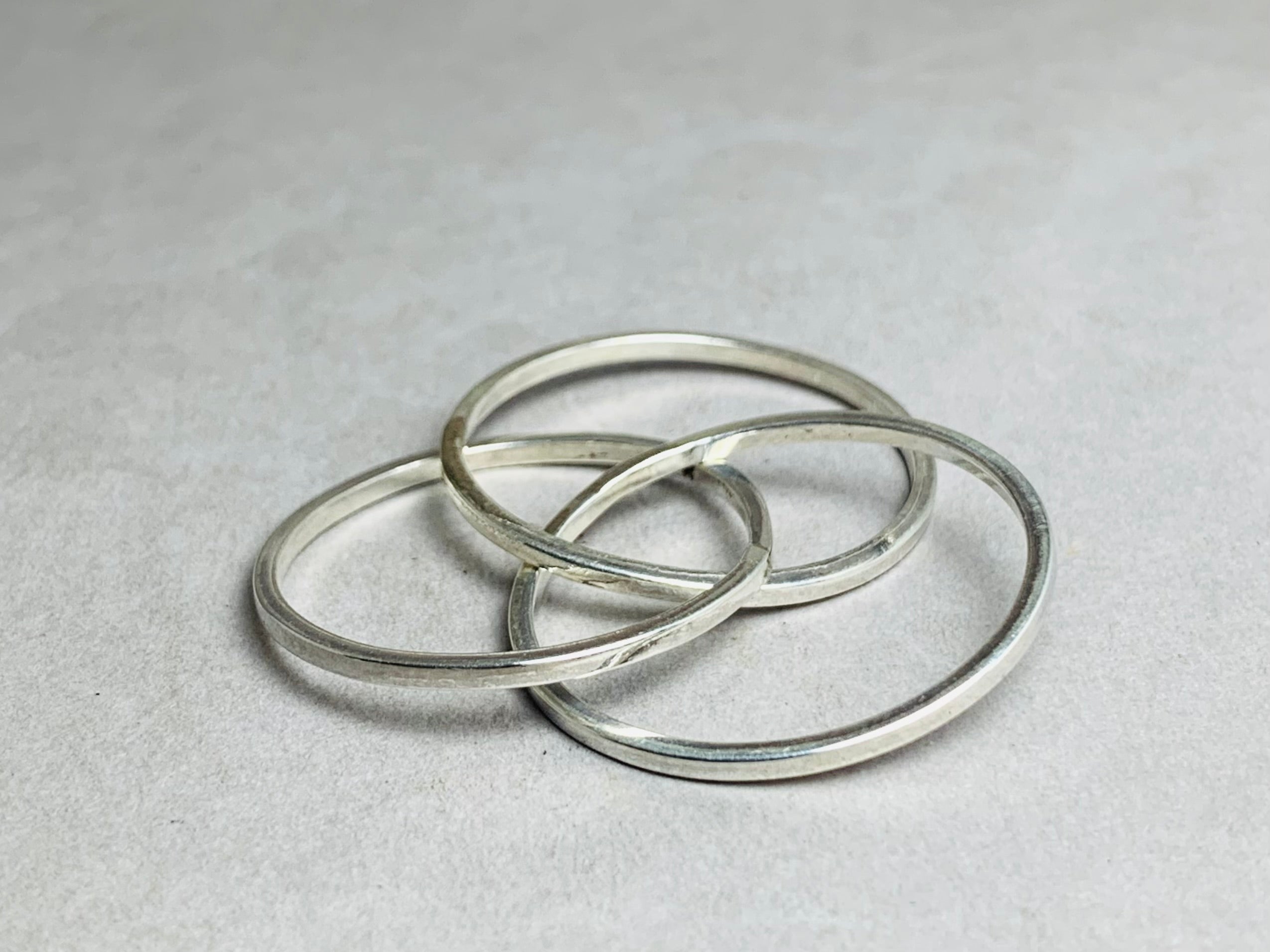 Rollring ineinandergreifend Trinity zarter Ring schlichter zarter Ring minimalistischer Daumenring Stapelring einzigartiger Ring