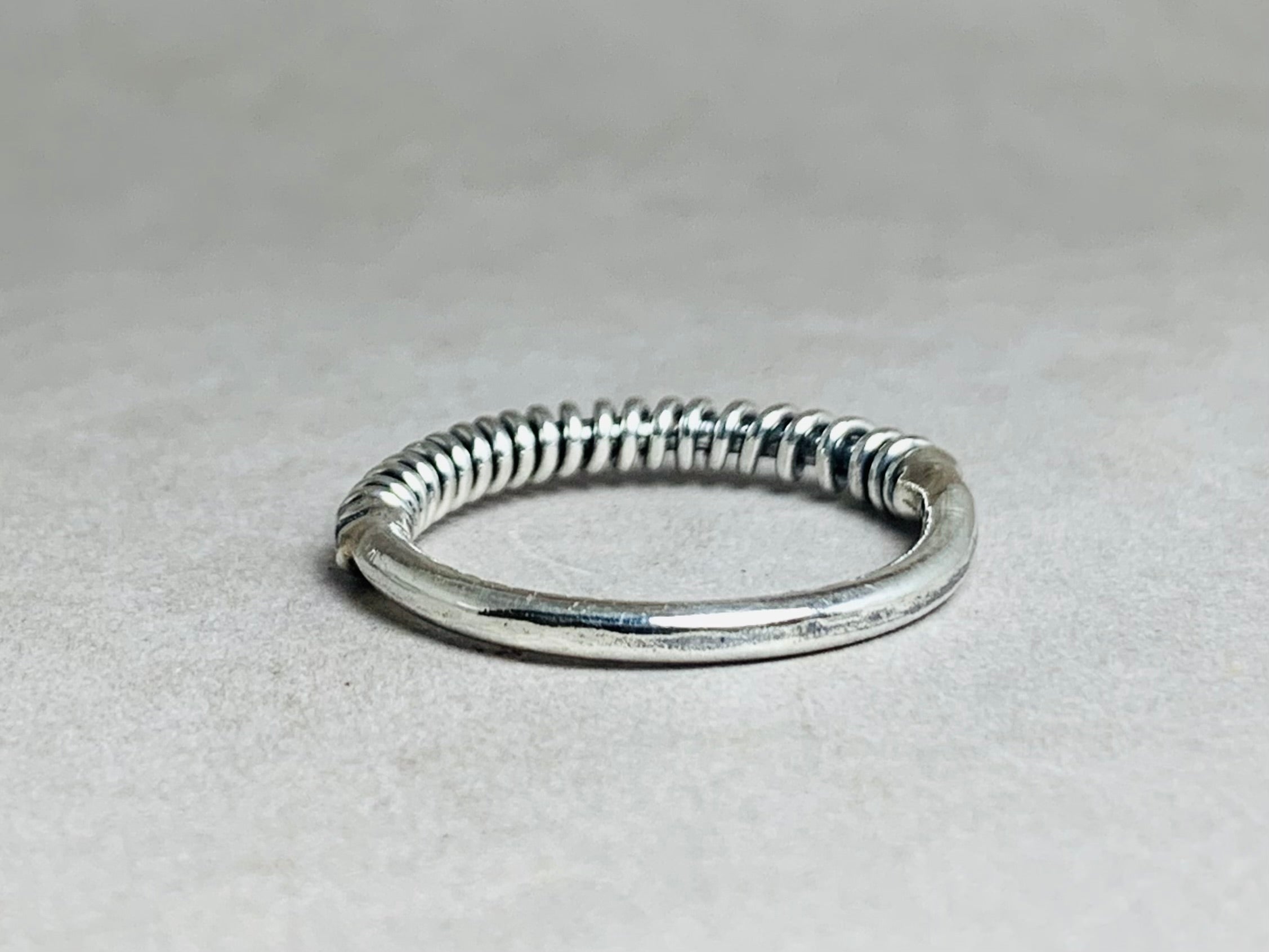 Verdrehter Ring 925er massiver Sterling Silber Ring Handgefertigter Unikat Ring Stapelring Zarter Verdrehter Ring