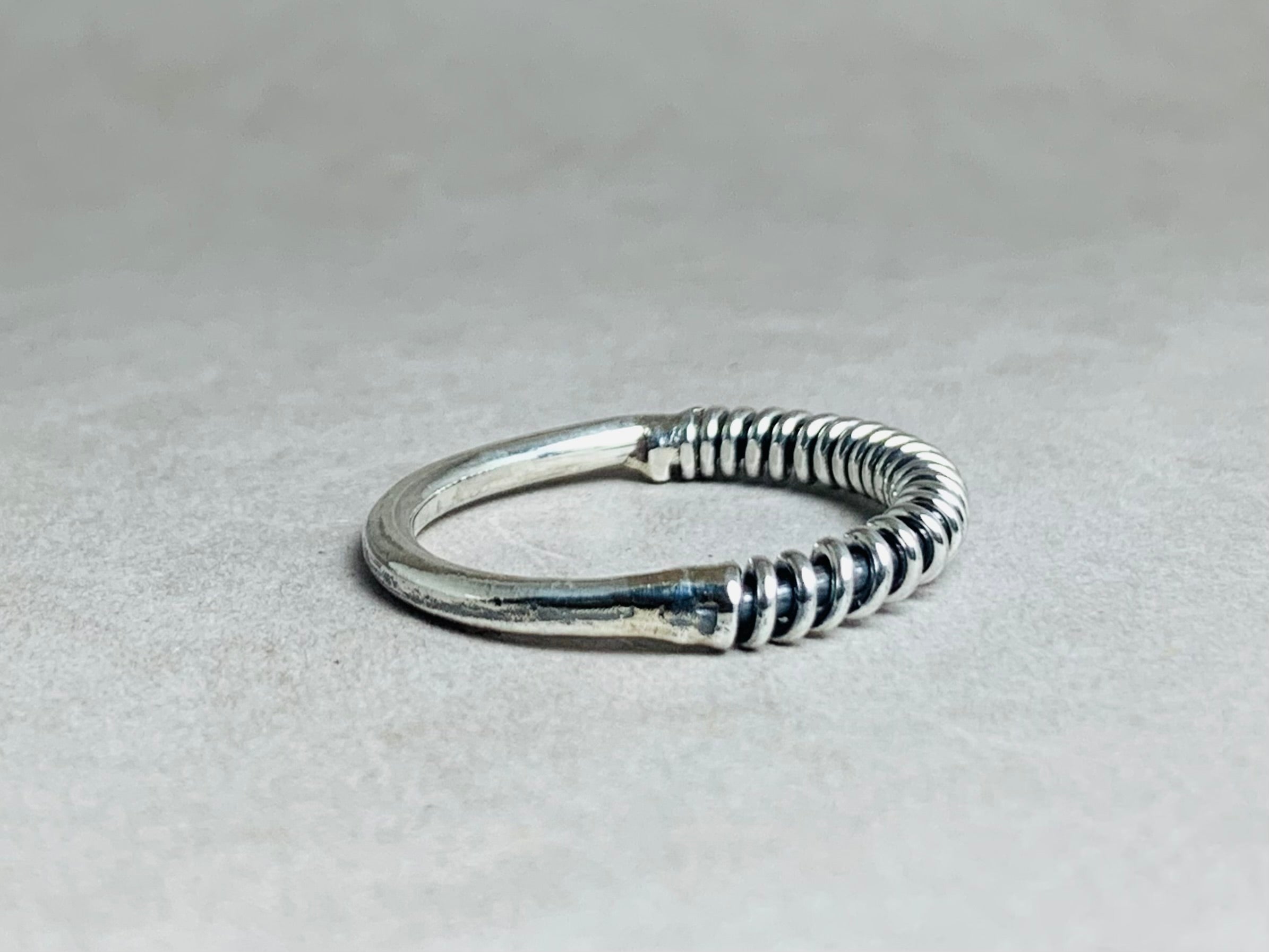 Verdrehter Ring 925er massiver Sterling Silber Ring Handgefertigter Unikat Ring Stapelring Zarter Verdrehter Ring