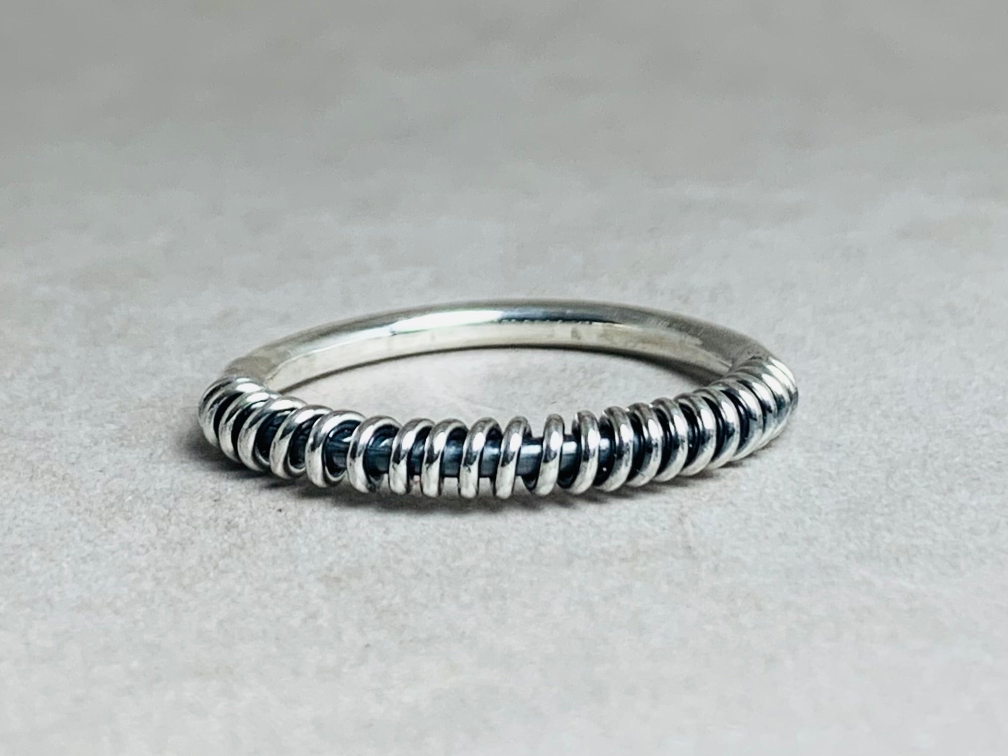 Verdrehter Ring 925er massiver Sterling Silber Ring Handgefertigter Unikat Ring Stapelring Zarter Verdrehter Ring