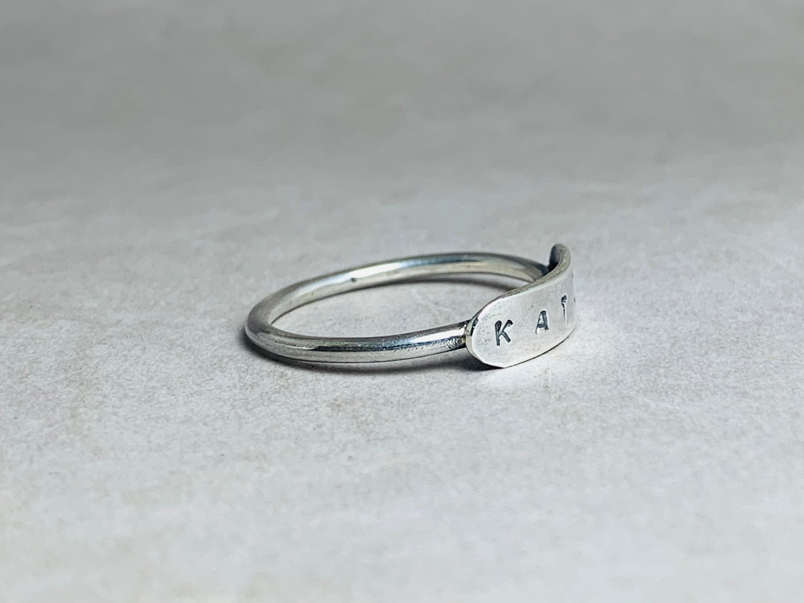 925er Silberring Dünner Stapelring Maßgefertigter Ring Zarter Namensring Schmaler Custom Ring Gravierter Ring