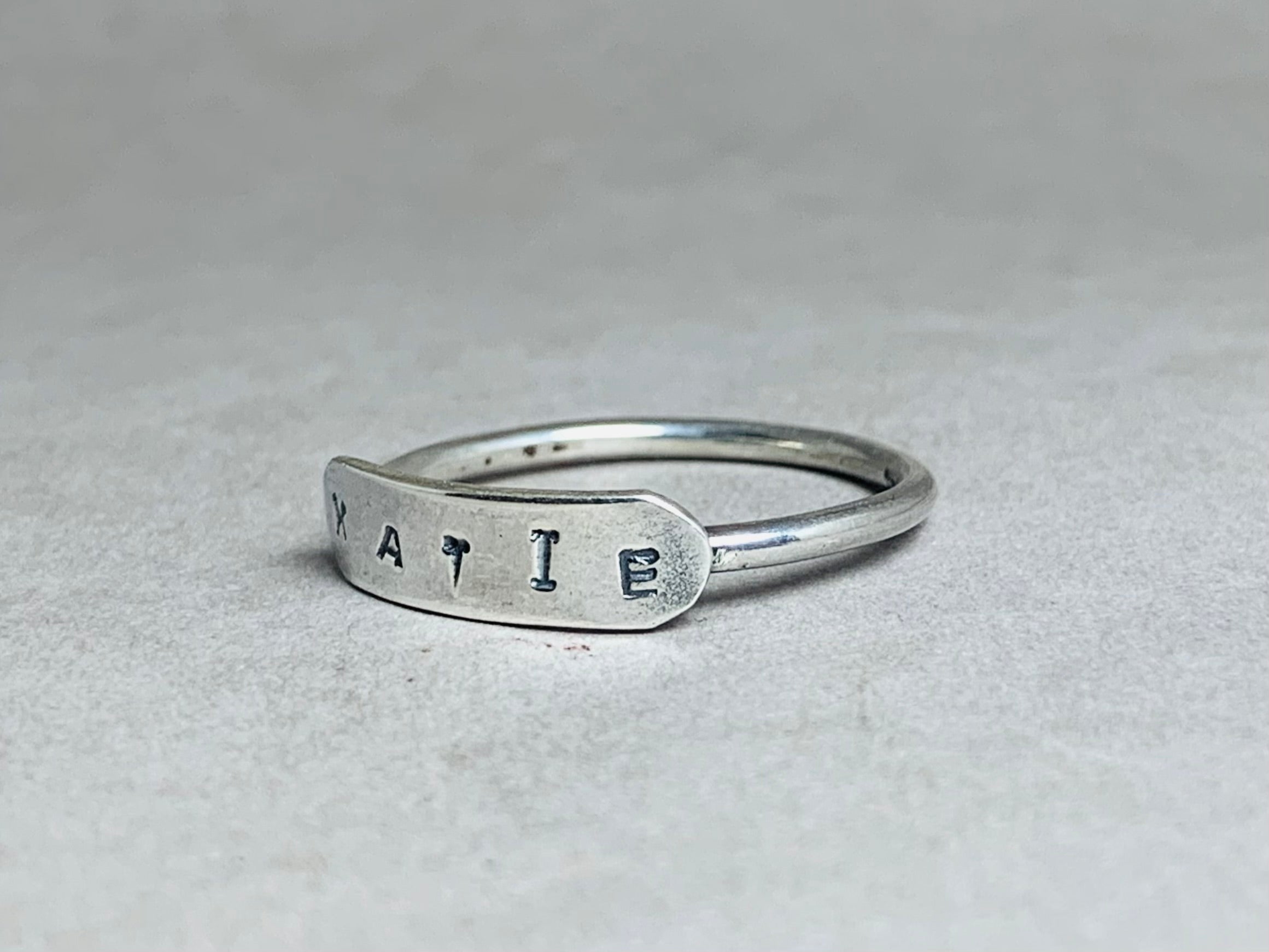 925er Silberring Dünner Stapelring Maßgefertigter Ring Zarter Namensring Schmaler Custom Ring Gravierter Ring