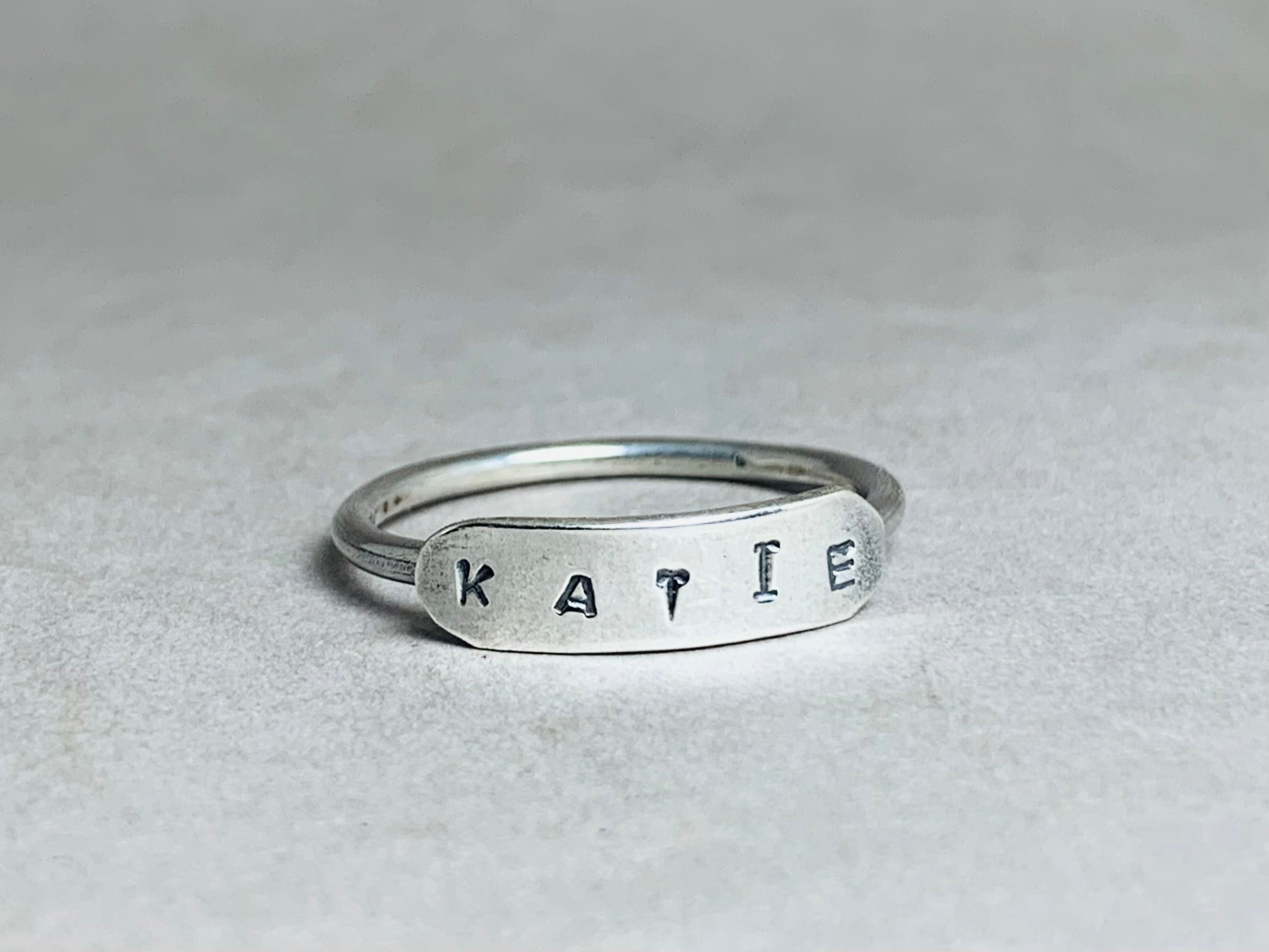 925er Silberring Dünner Stapelring Maßgefertigter Ring Zarter Namensring Schmaler Custom Ring Gravierter Ring