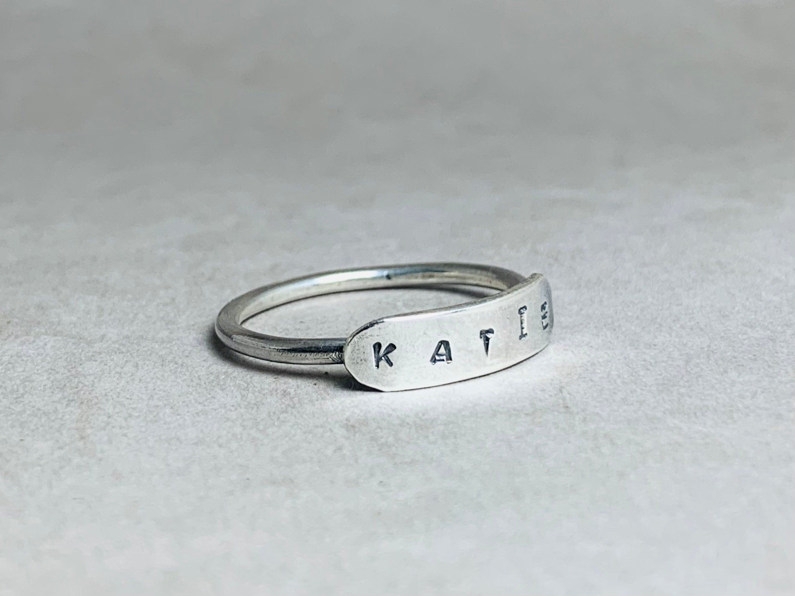 925er Silberring Dünner Stapelring Maßgefertigter Ring Zarter Namensring Schmaler Custom Ring Gravierter Ring