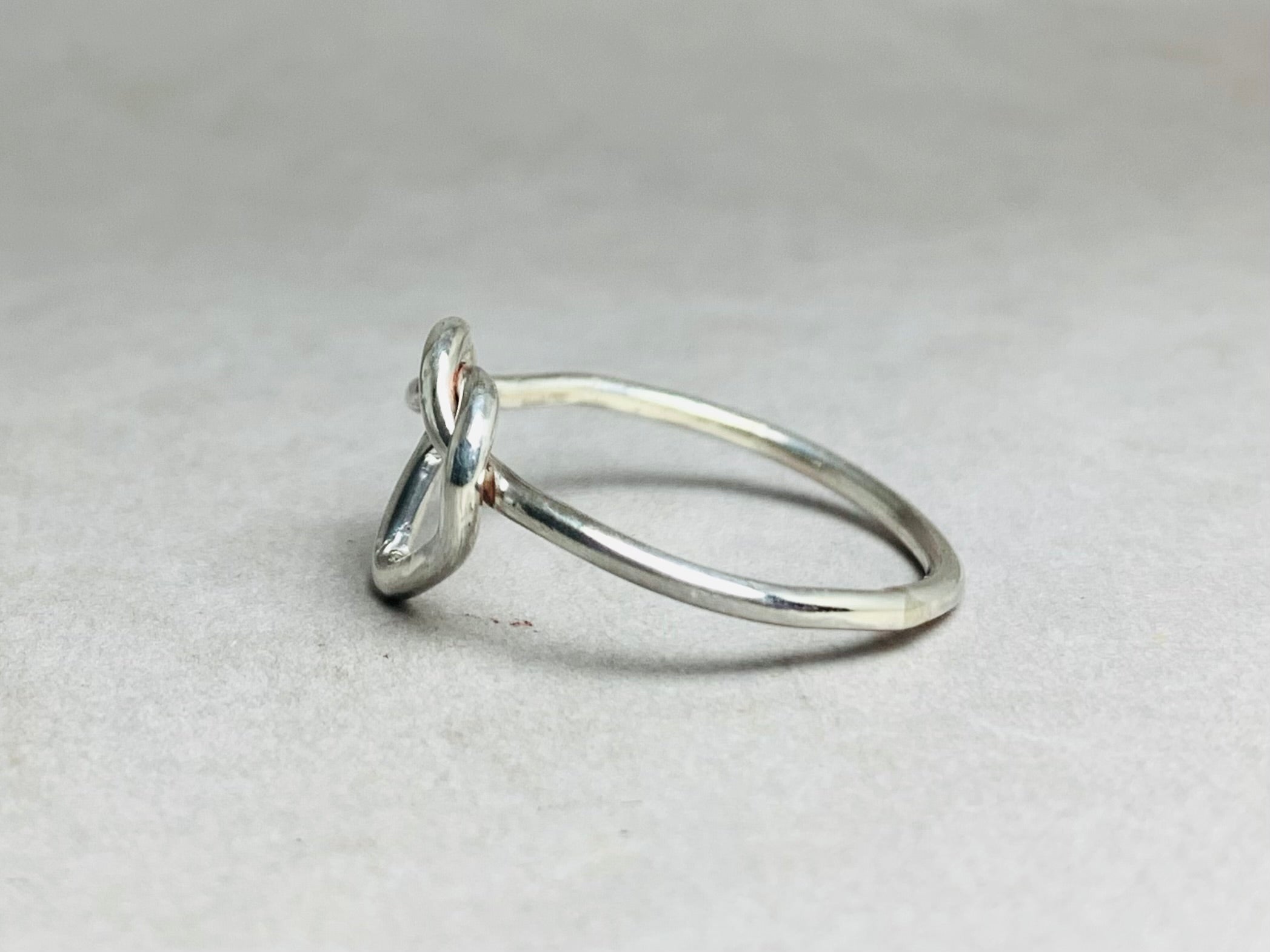 Silberner Knotenring 925 Sterling Silber Herz Knotenring Zarter Verlobungsring Alltagsring Infinity Herz Ring