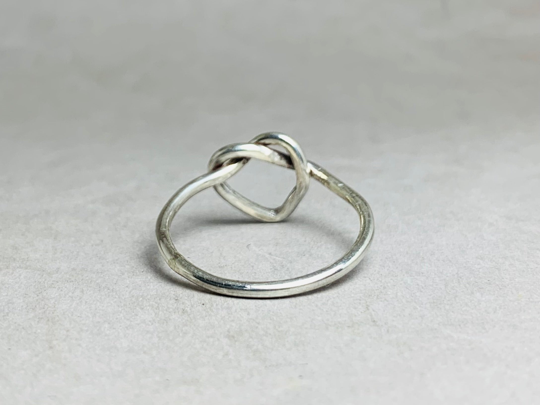 Silberner Knotenring 925 Sterling Silber Herz Knotenring Zarter Verlobungsring Alltagsring Infinity Herz Ring