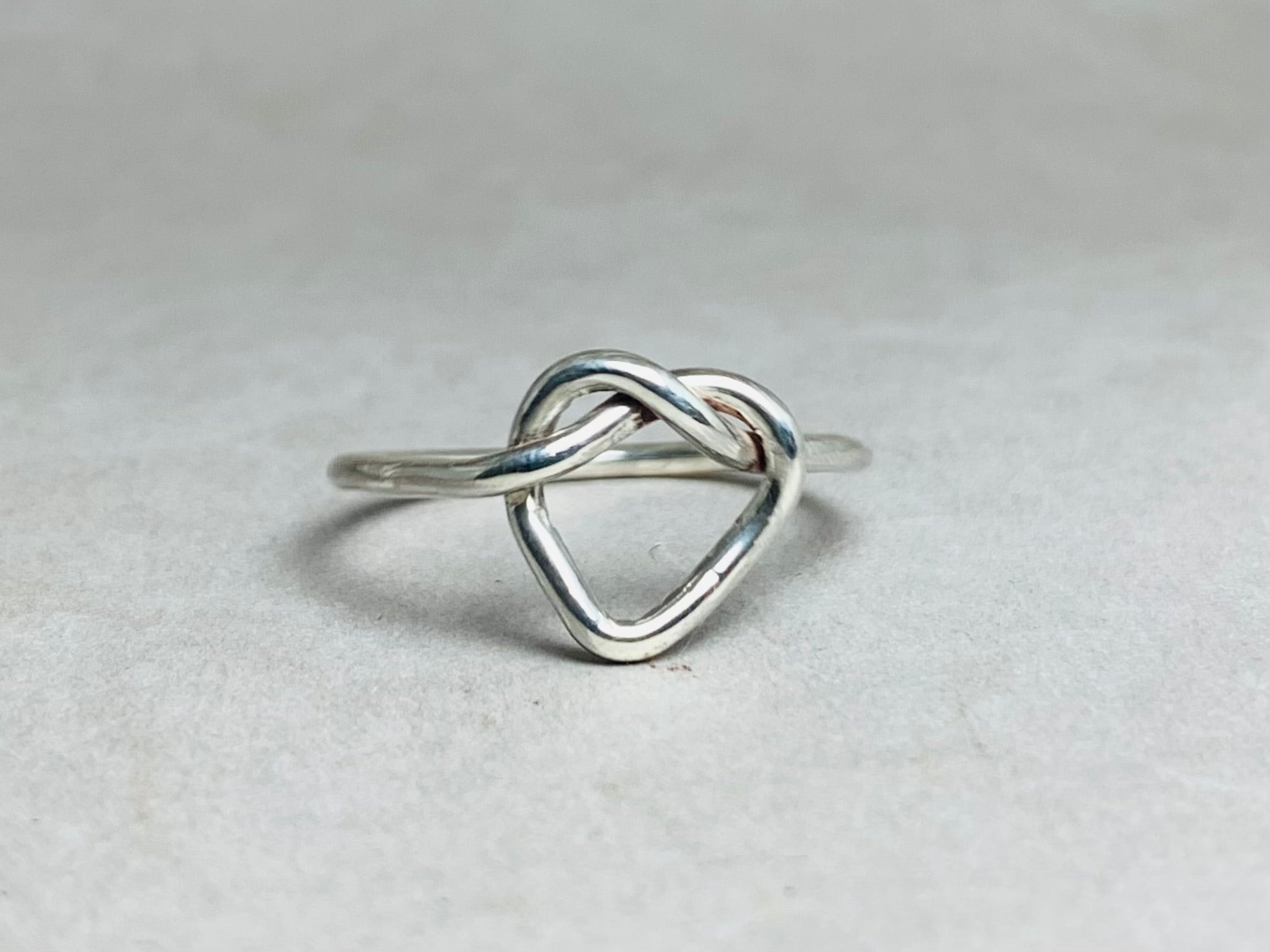 Silberner Knotenring 925 Sterling Silber Herz Knotenring Zarter Verlobungsring Alltagsring Infinity Herz Ring