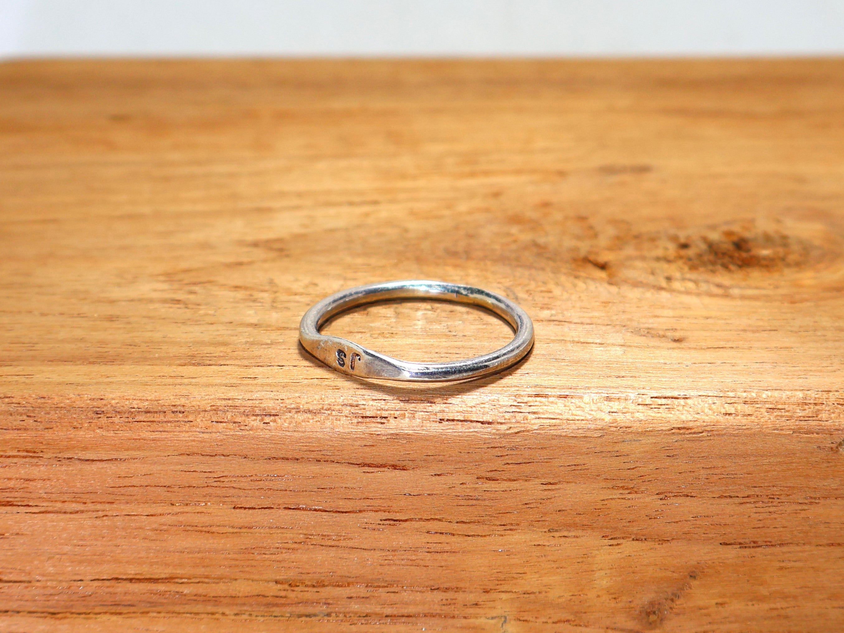Personalisierter Initialenring 925 Silber Ring Handgemachter Minimalistischer Ring Zierlicher Initialenring