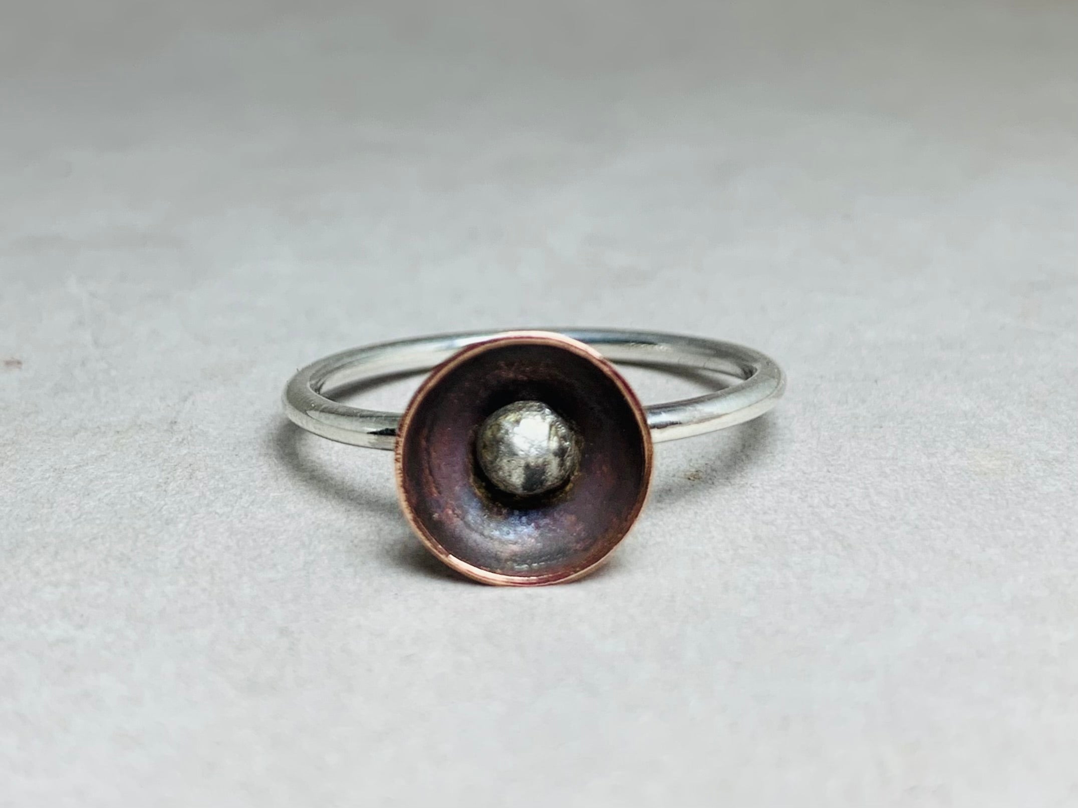 Handgefertigter gewölbter Ring 925er massiver Sterlingsilber Ring Becher Ring Punkt Ring Kupferkugel Ring Antiker Ring