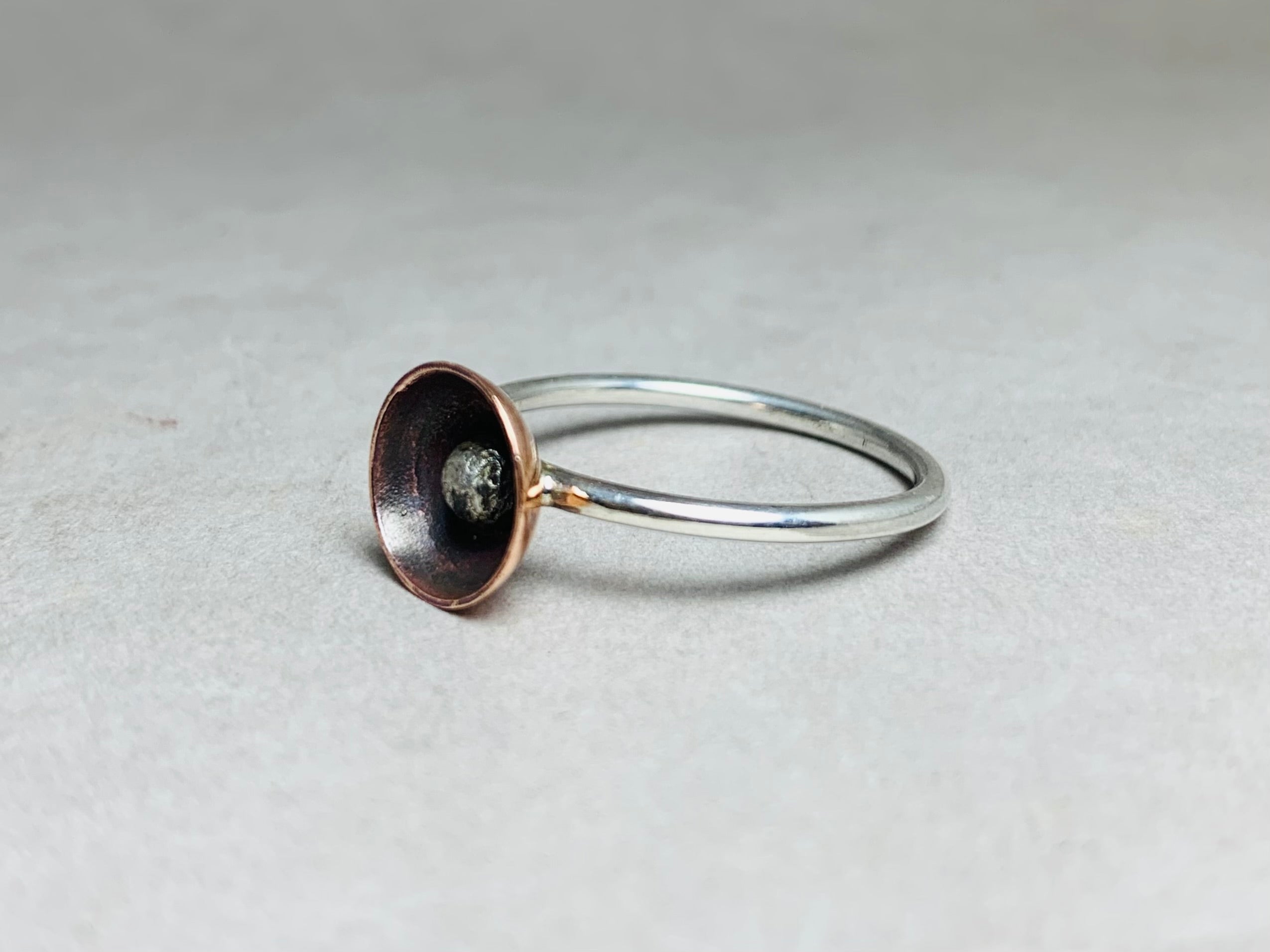 Handgefertigter gewölbter Ring 925er massiver Sterlingsilber Ring Becher Ring Punkt Ring Kupferkugel Ring Antiker Ring