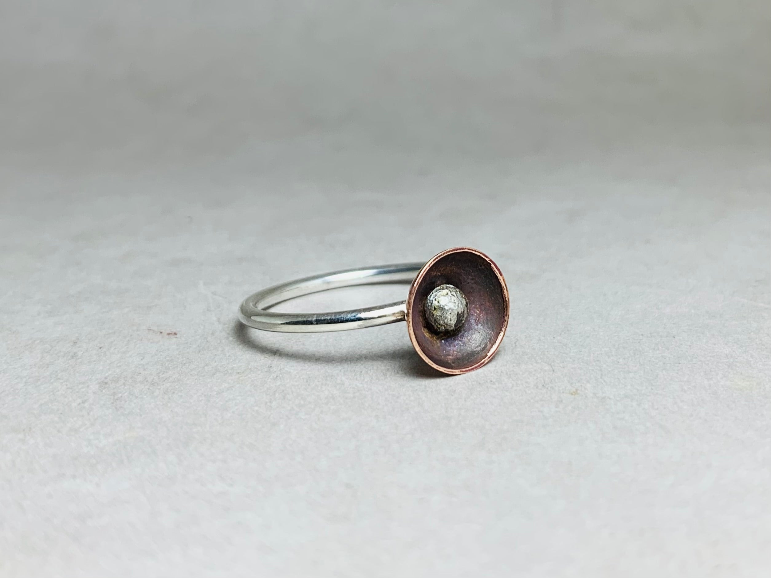 Handgefertigter gewölbter Ring 925er massiver Sterlingsilber Ring Becher Ring Punkt Ring Kupferkugel Ring Antiker Ring
