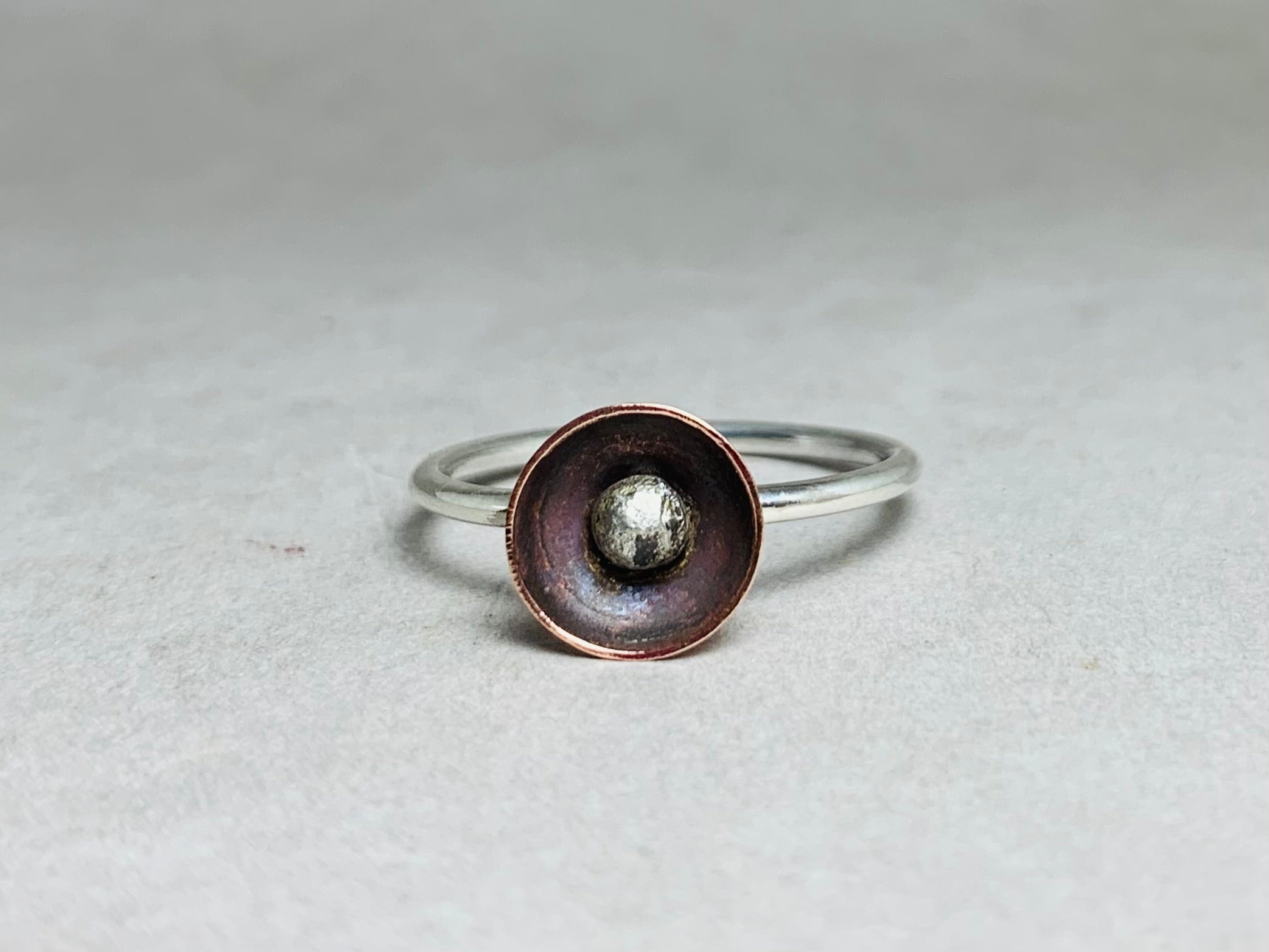 Handgefertigter gewölbter Ring 925er massiver Sterlingsilber Ring Becher Ring Punkt Ring Kupferkugel Ring Antiker Ring
