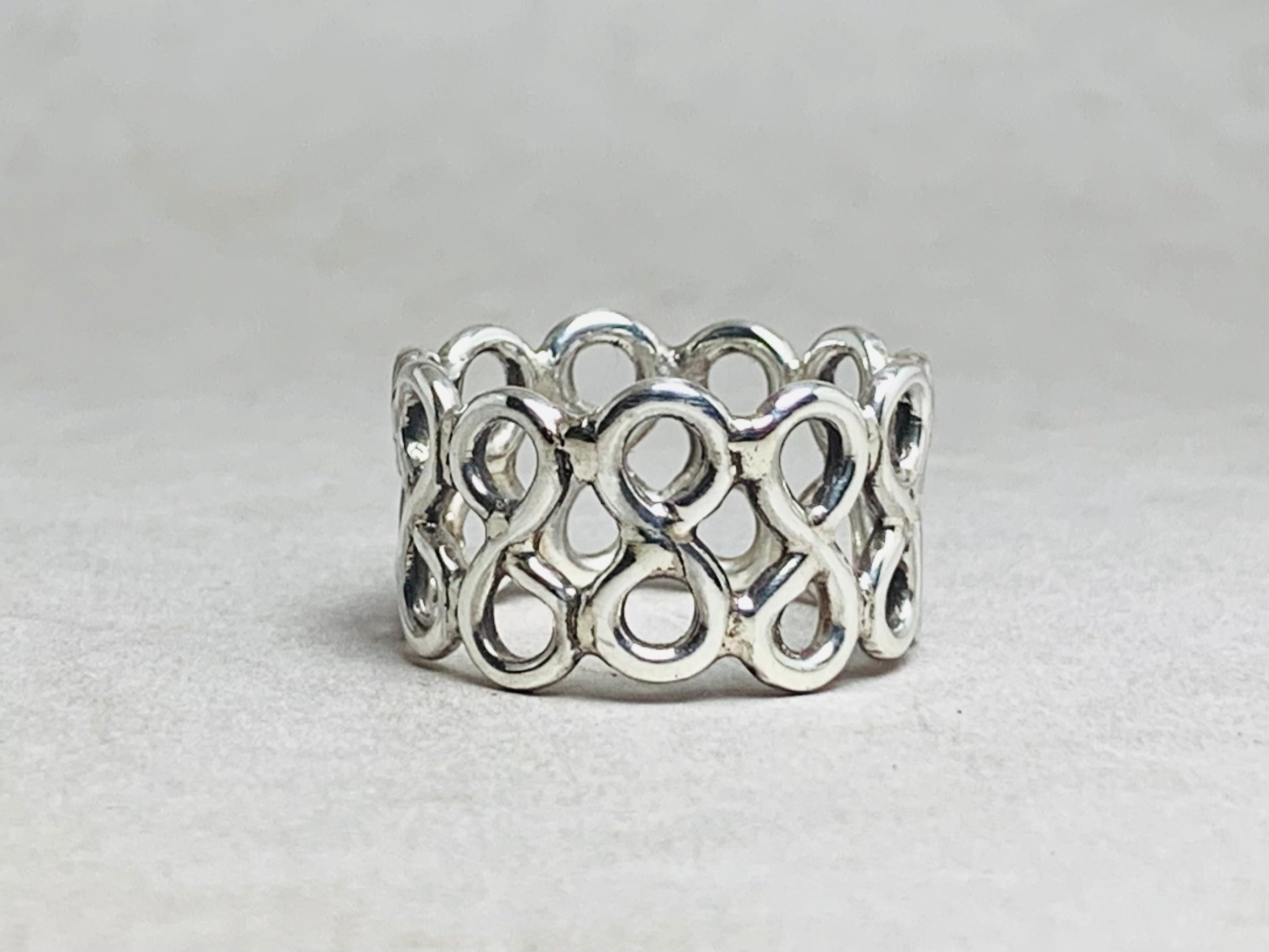 Unendlichkeitsknoten Ring 925 Sterling Silber Ring Handgefertigter verdrehter Ring Keltischer einzigartiger Bandring Breiter Bandring