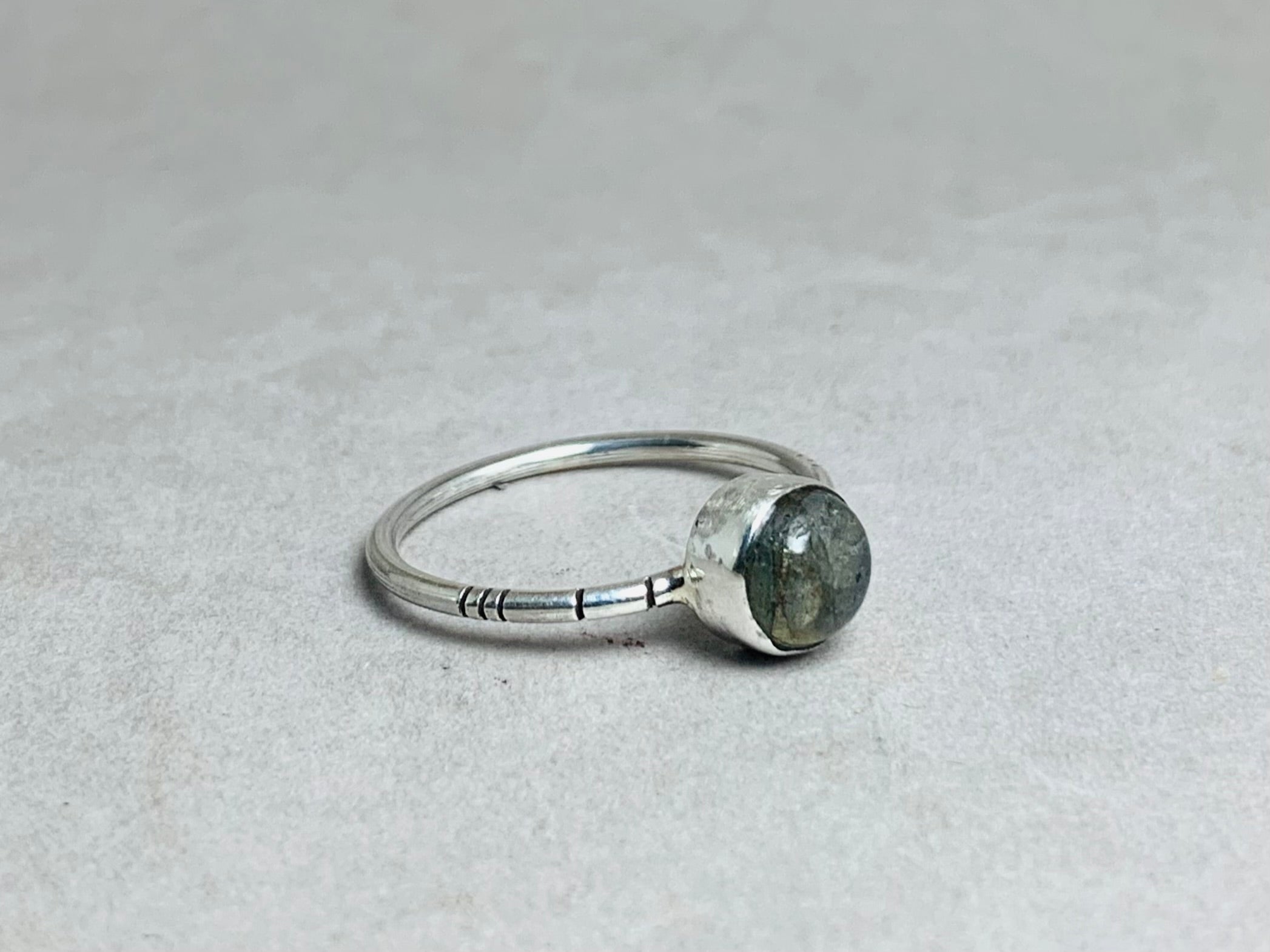 Regenbogen Labradorit Ring Handgefertigter Artikel 925 Silber Ring Natur Edelstein Ring Februar Geburtsstein Alltagsring