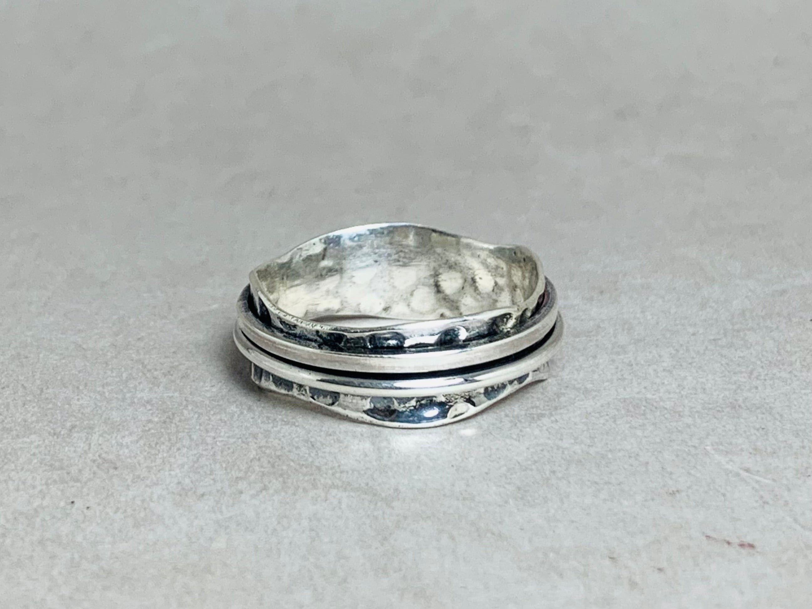 Gehämmerter Spinnerring 925 Sterling Silber Ring Handgefertigter Meditationsring Gehämmerter Ring Ring für den Alltag Geschenkideen