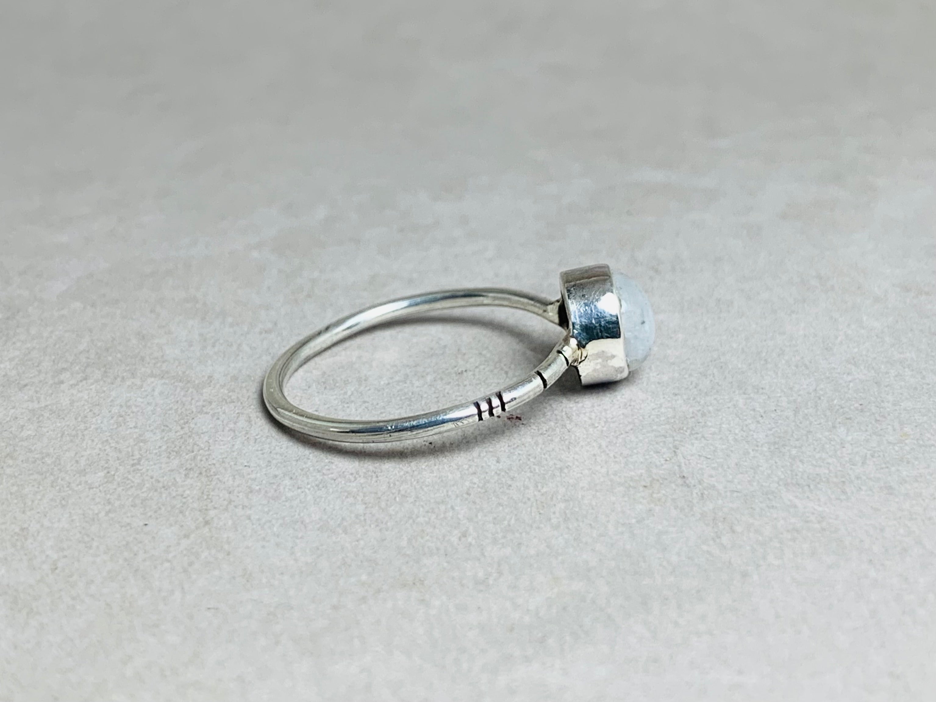 Winziger Mondsteinring 925 Silberring Handgefertigter Alltagsring Edelsteinring Boho Schlichter Ring