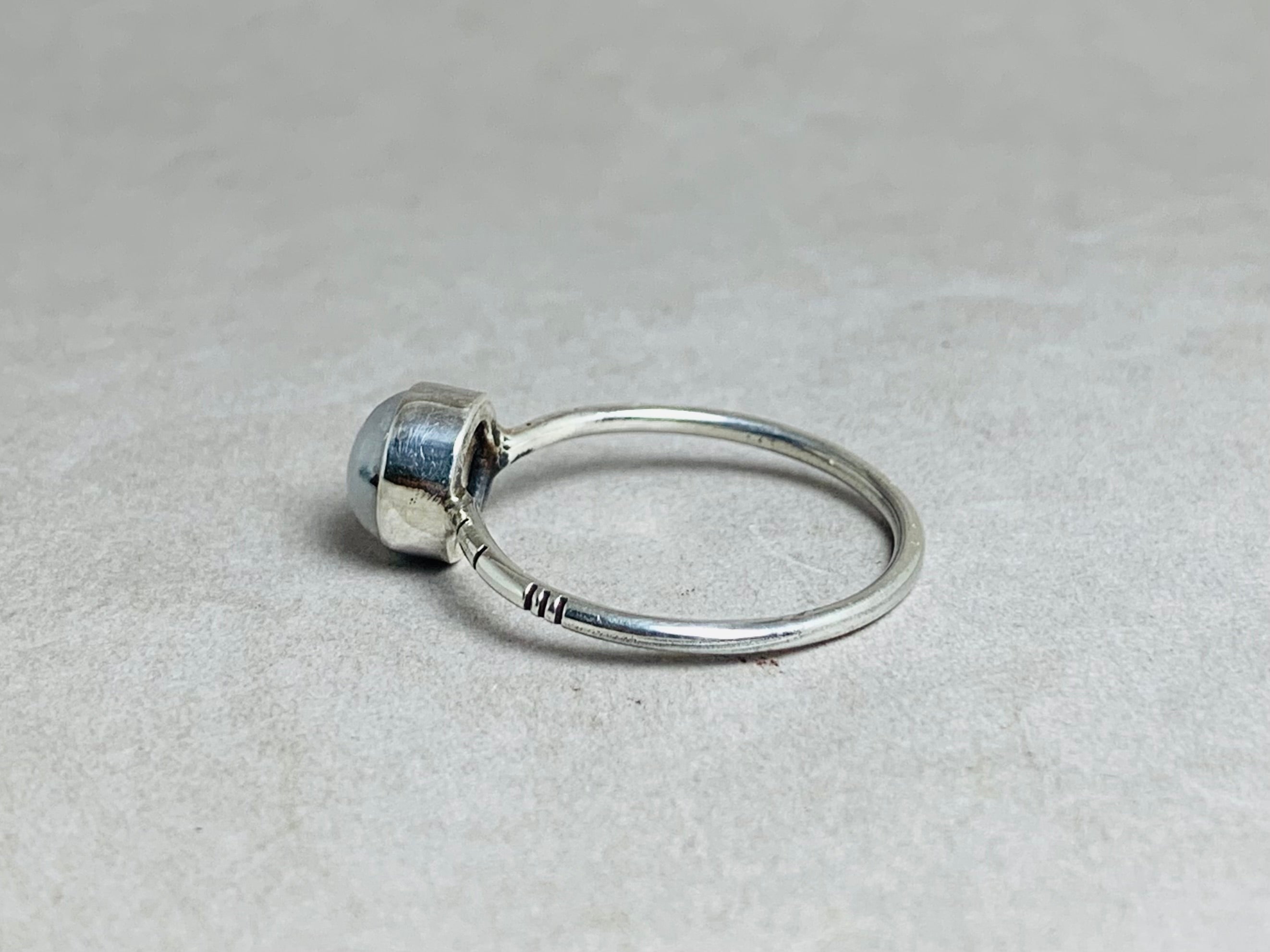 Winziger Mondsteinring 925 Silberring Handgefertigter Alltagsring Edelsteinring Boho Schlichter Ring